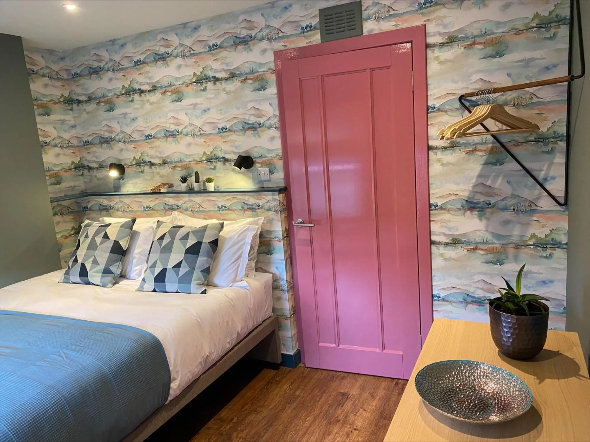 Bedroom, Bed in Masonic Arms Gatehouse