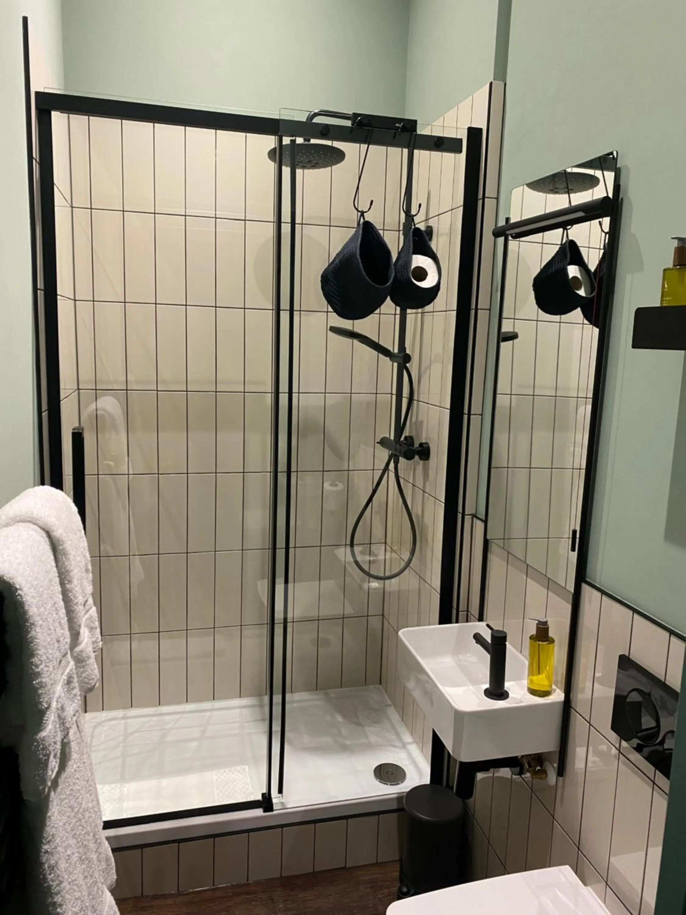 Bathroom in Masonic Arms Gatehouse