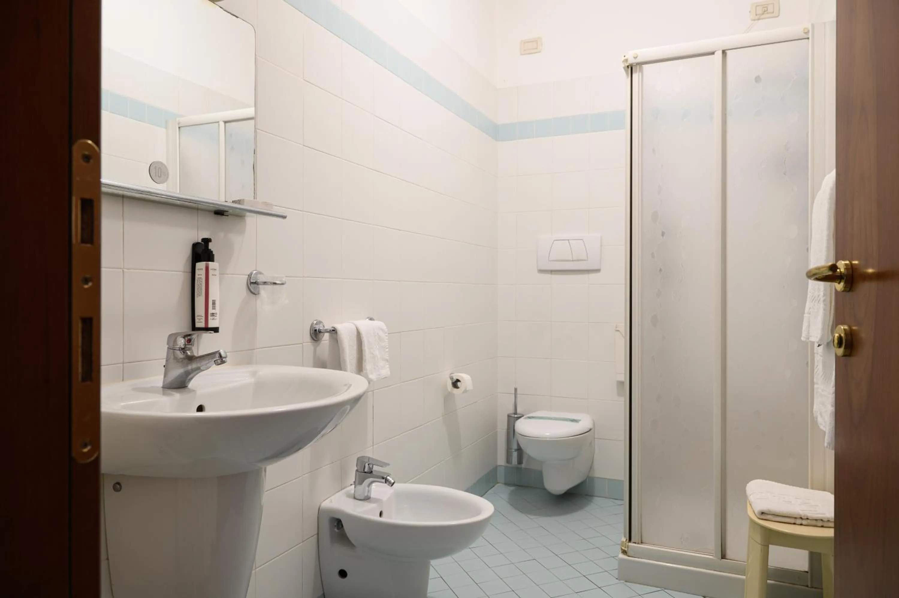 Shower in HG Hotel Due Ragni