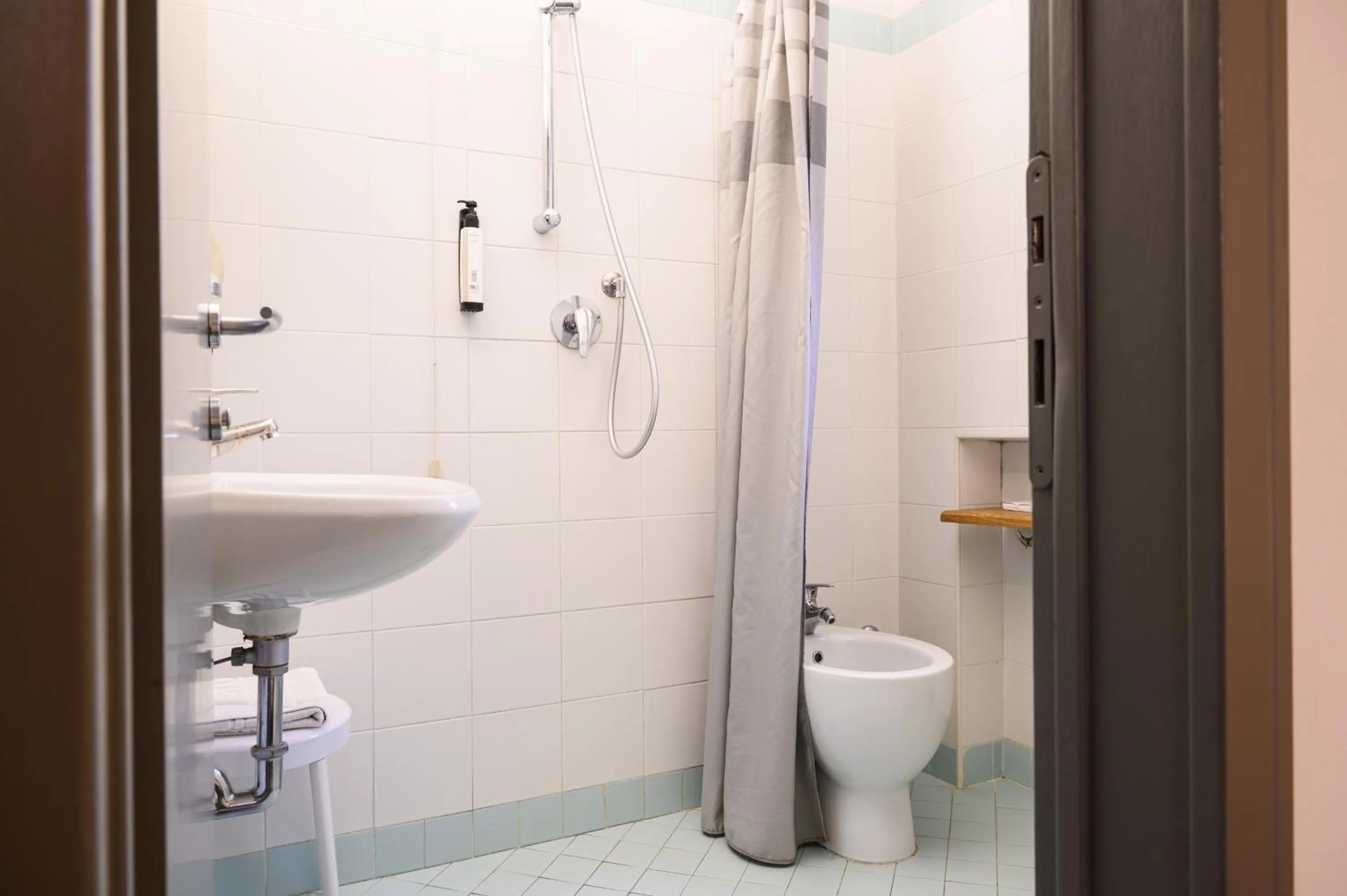 Shower in HG Hotel Due Ragni