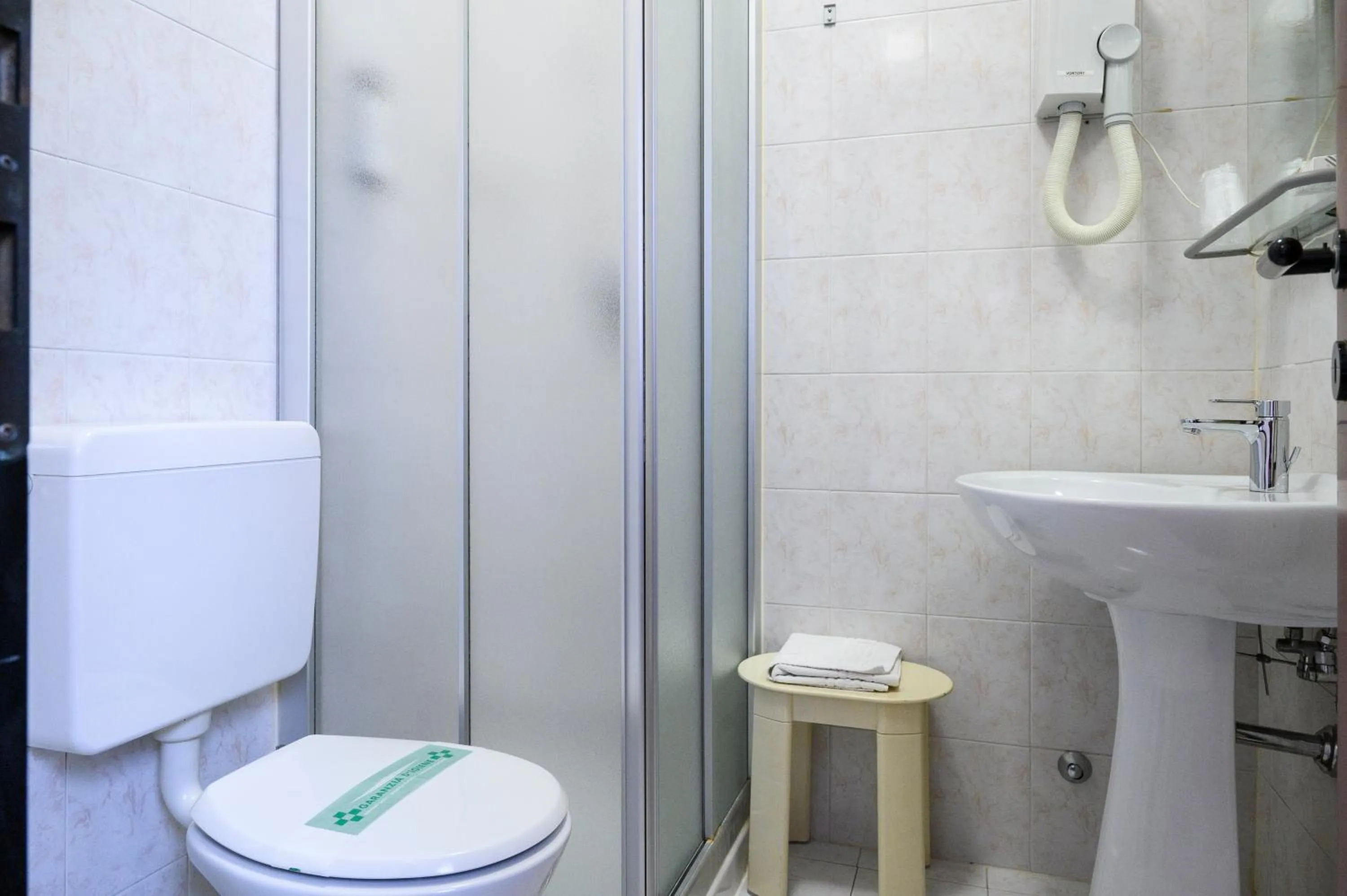 Shower in HG Hotel Due Ragni