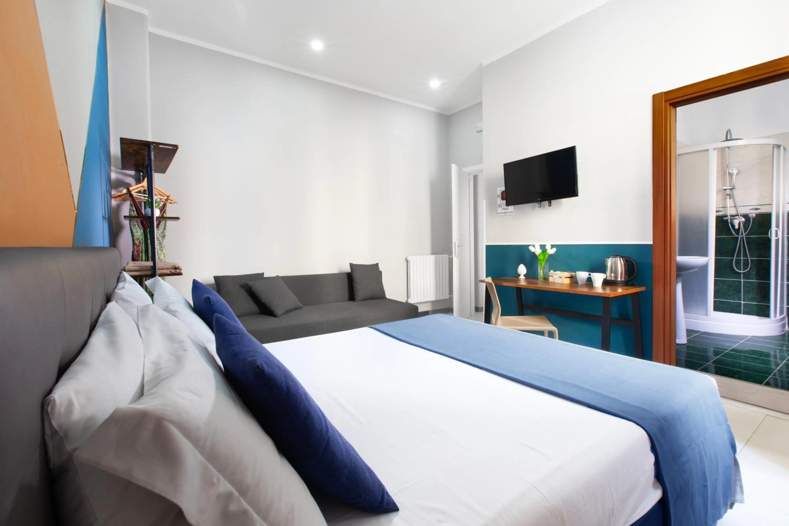 Photo of the whole room, Bed in ROYAL ROOMS STATION NAPOLI