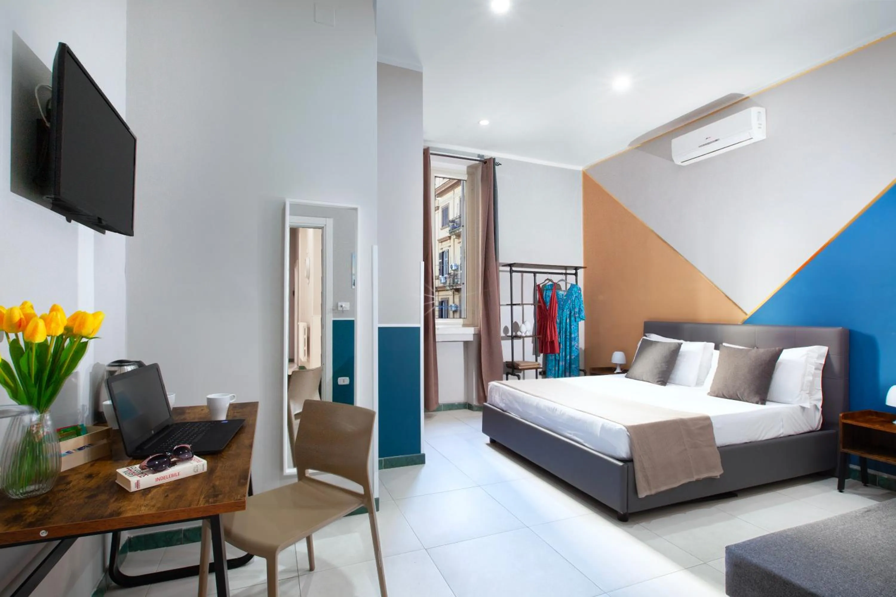 Bed in ROYAL ROOMS STATION NAPOLI