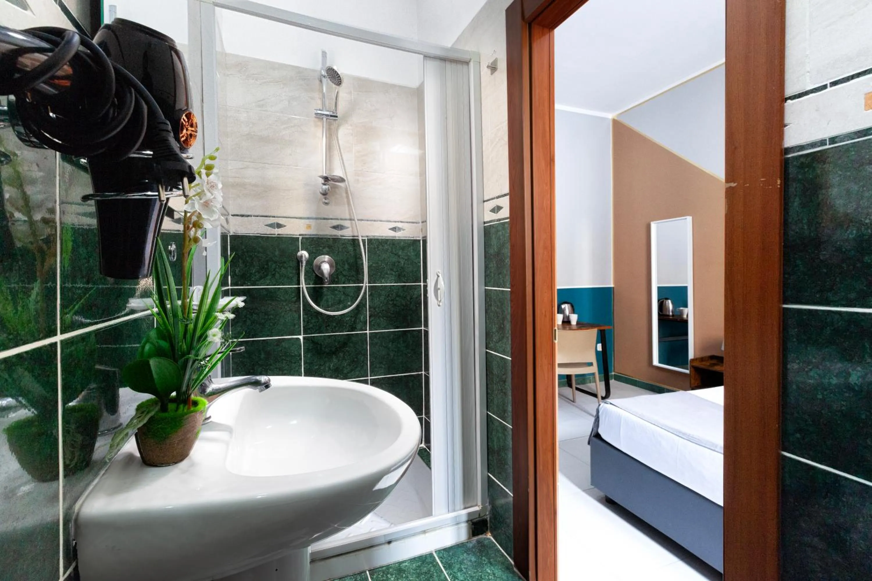 Bathroom, Bed in ROYAL ROOMS STATION NAPOLI