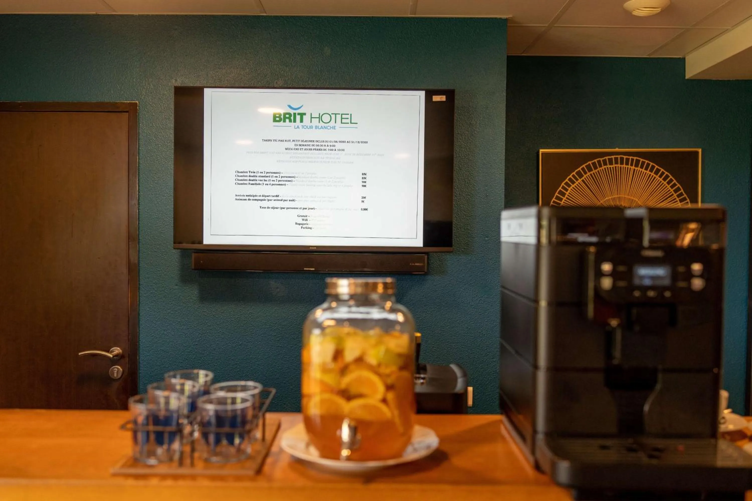 Lobby or reception in Brit Hotel Confort - La Tour Blanche
