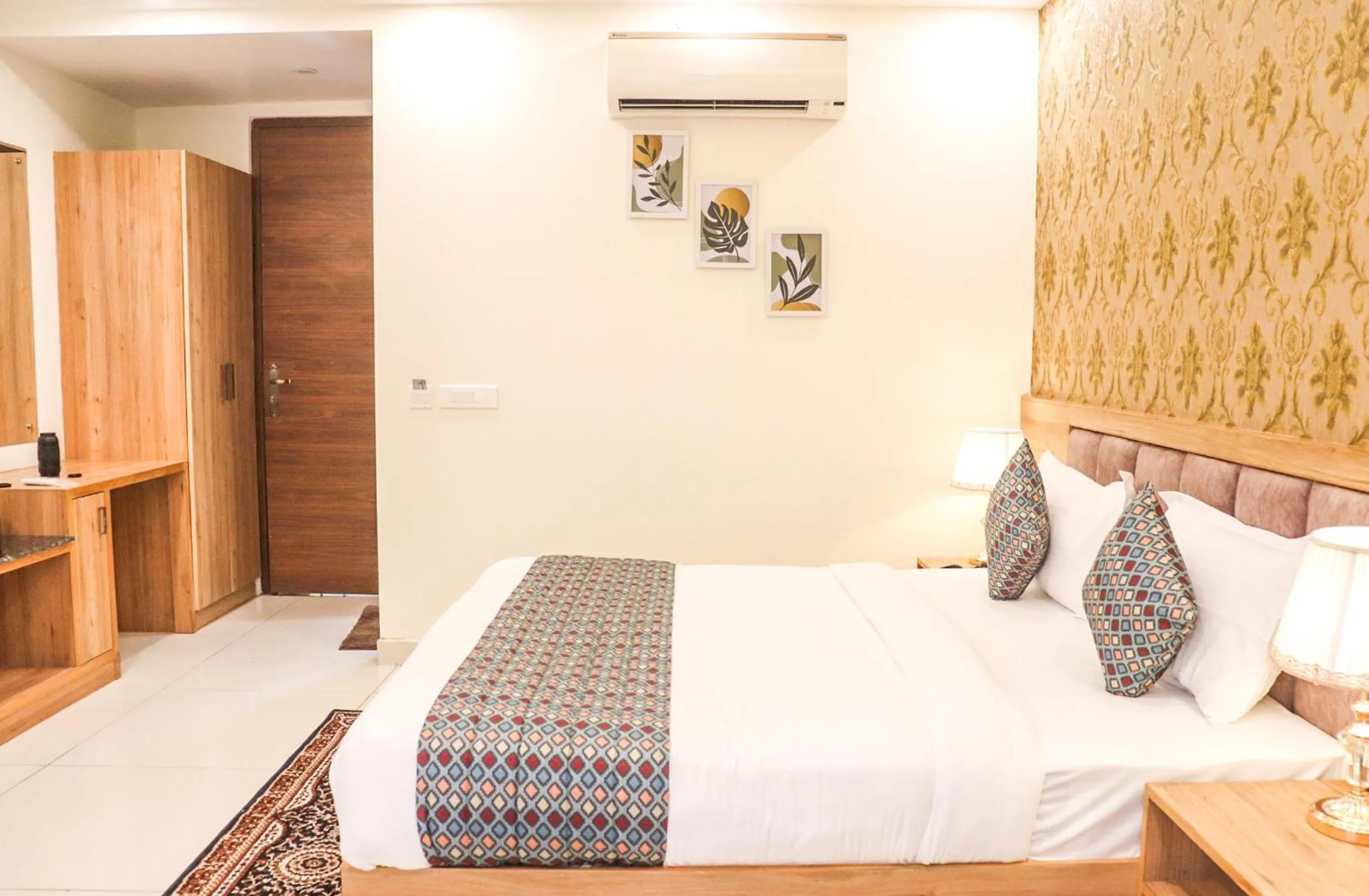 Photo of the whole room, Bed in Hotel Royal Palm Dehradun