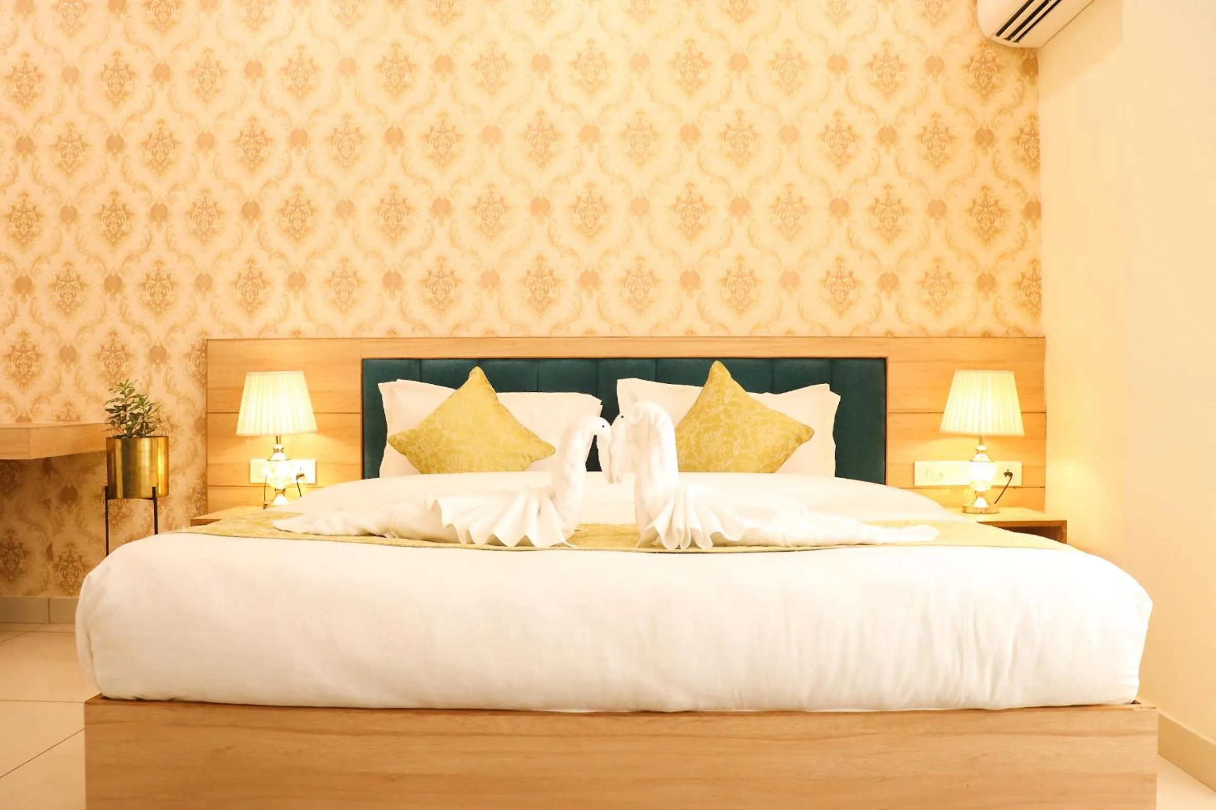 Bedroom, Bed in Hotel Royal Palm Dehradun