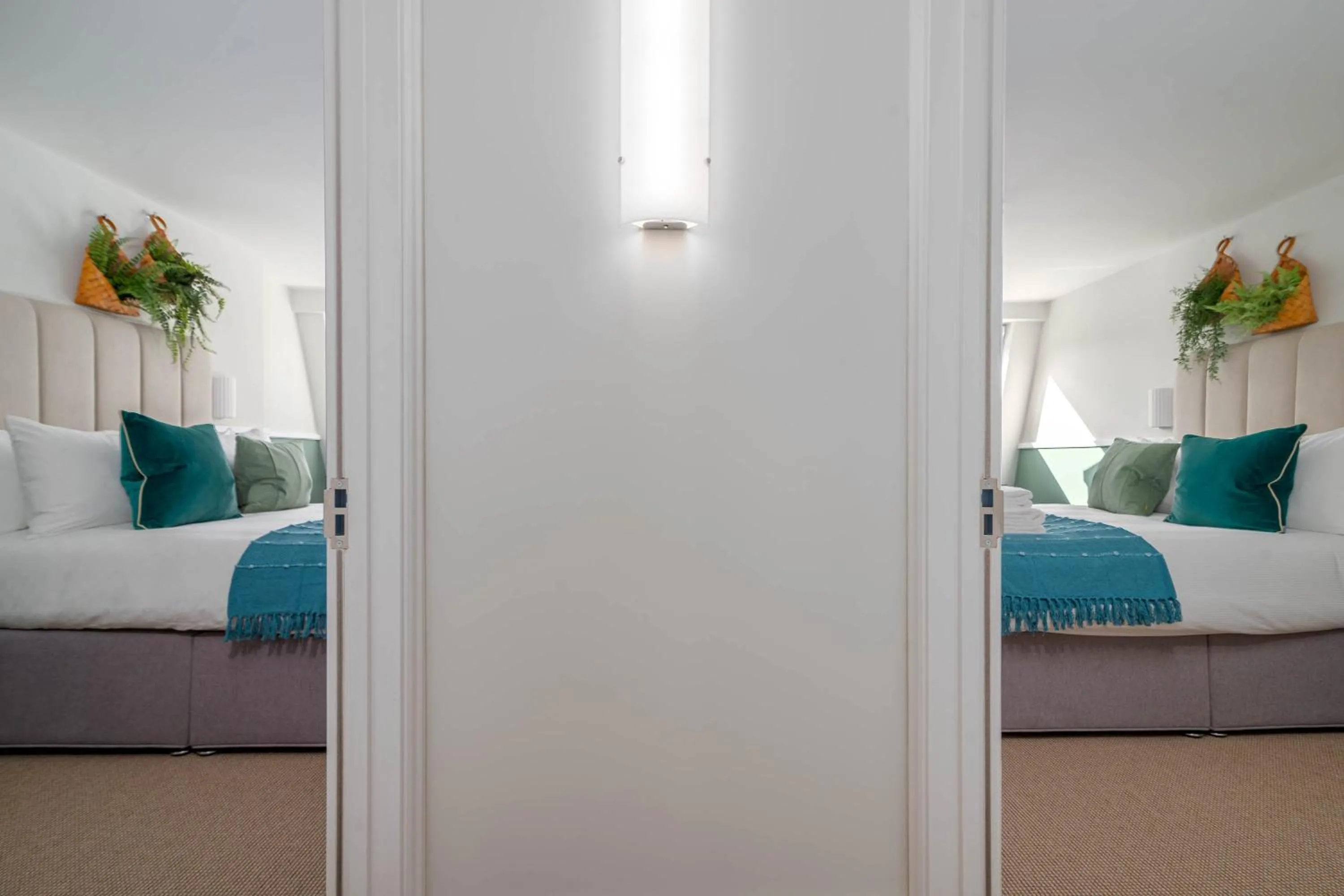 Bedroom, Bed in 37 Doughty Street - Urban Apartments