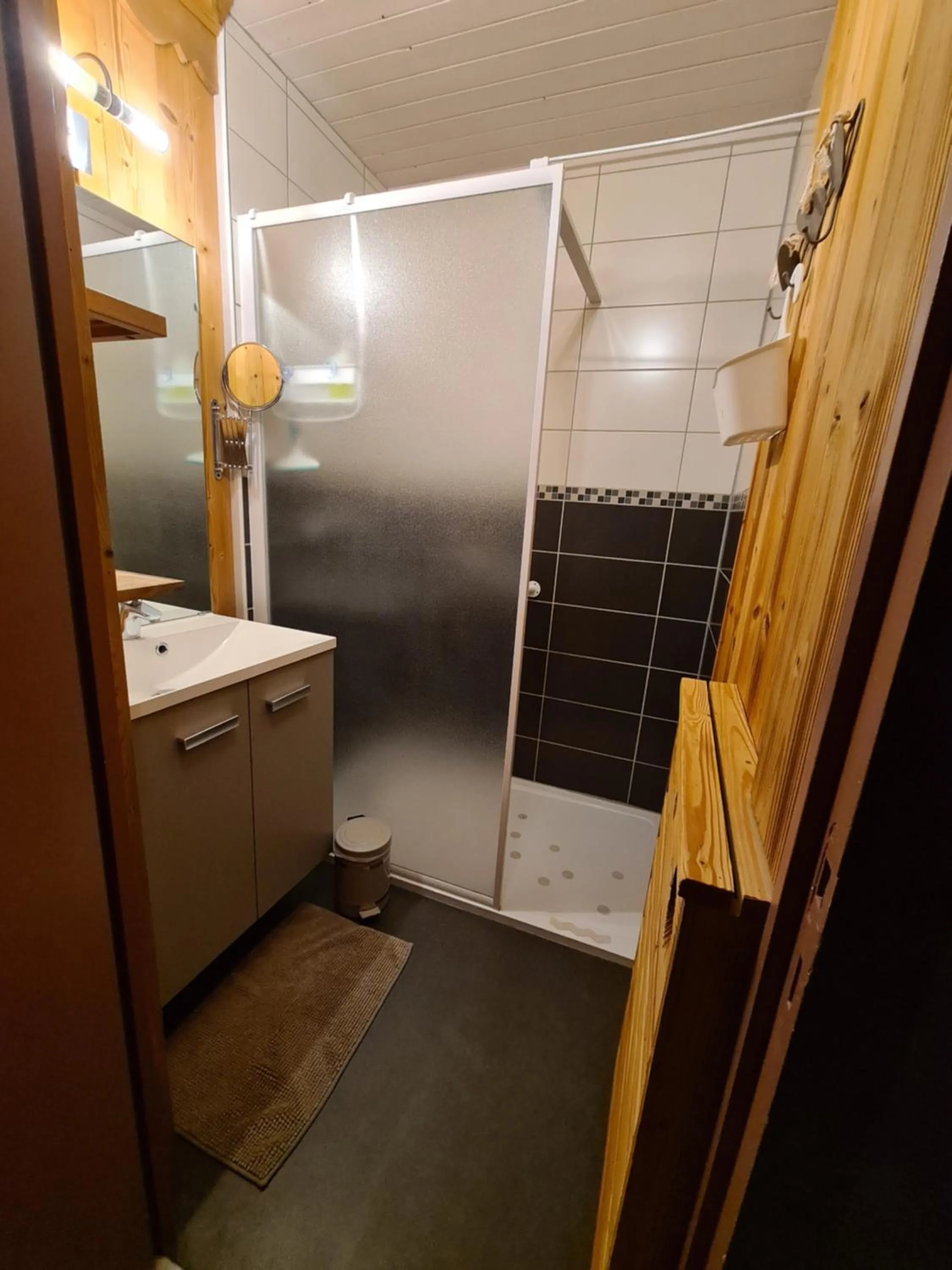 Bathroom in Hôtel et Appart'Hôtel Restaurant L'Adray