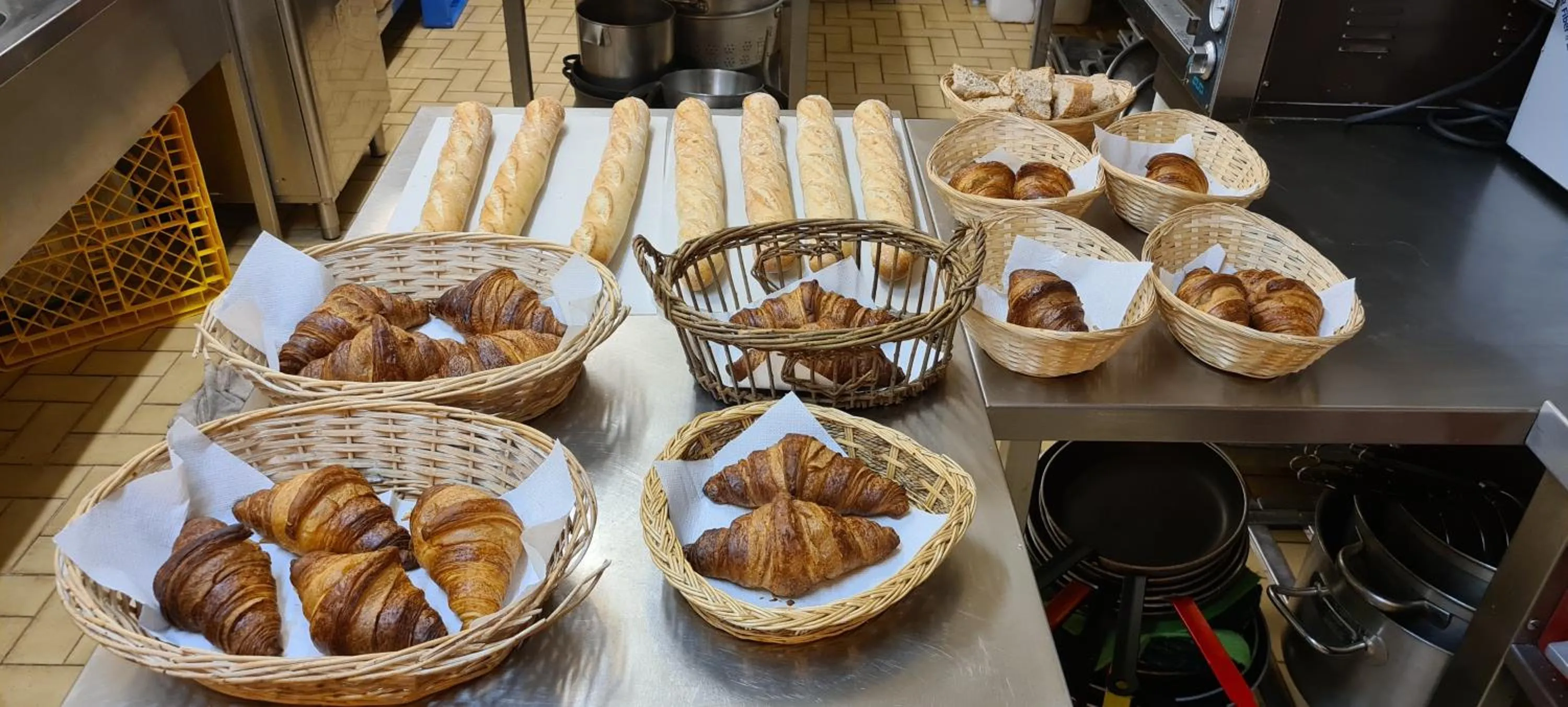 Buffet breakfast in Hôtel et Appart'Hôtel Restaurant L'Adray