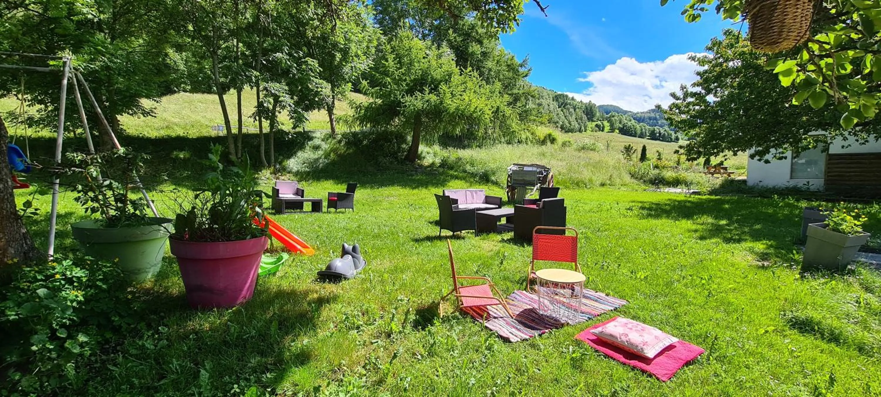 Garden in Hôtel et Appart'Hôtel Restaurant L'Adray