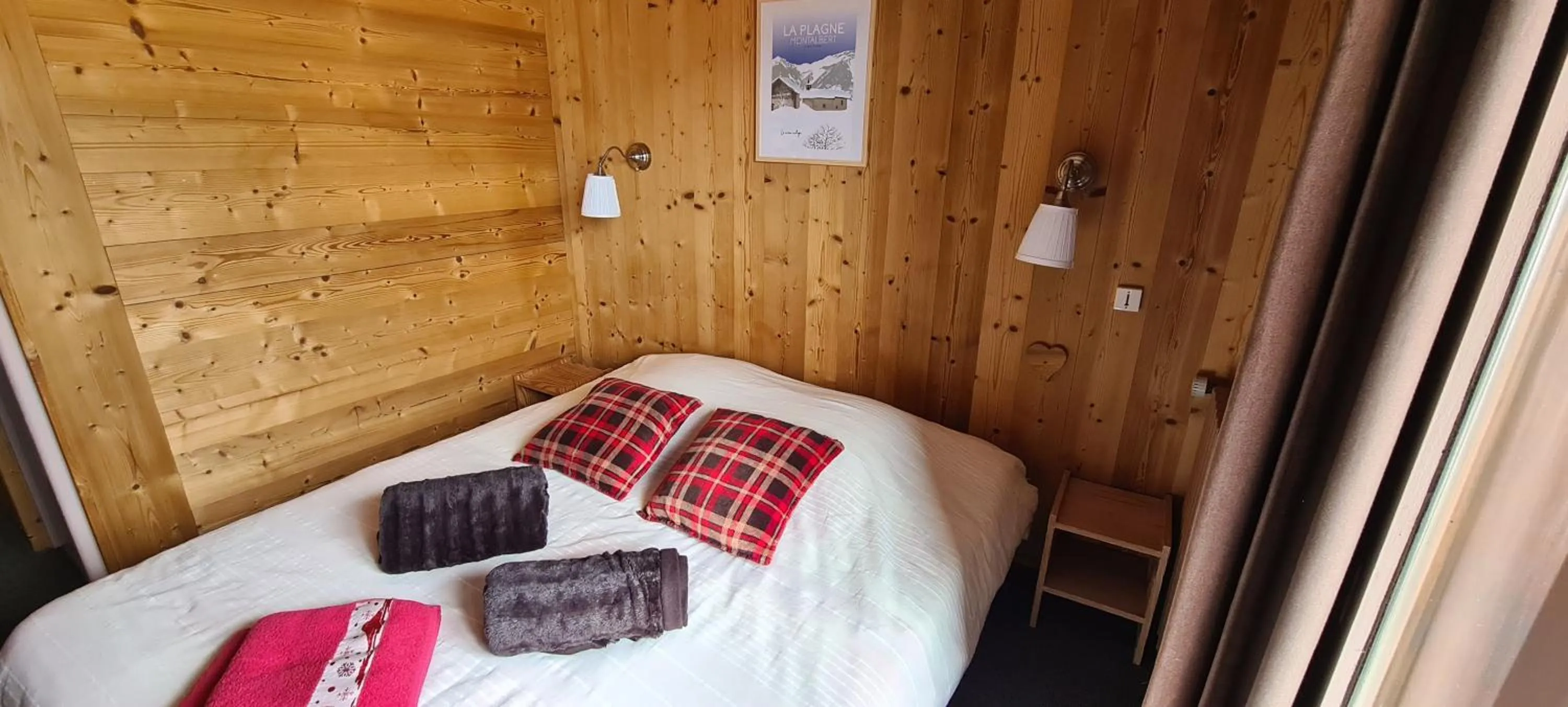 Bedroom, Bed in Hôtel et Appart'Hôtel Restaurant L'Adray