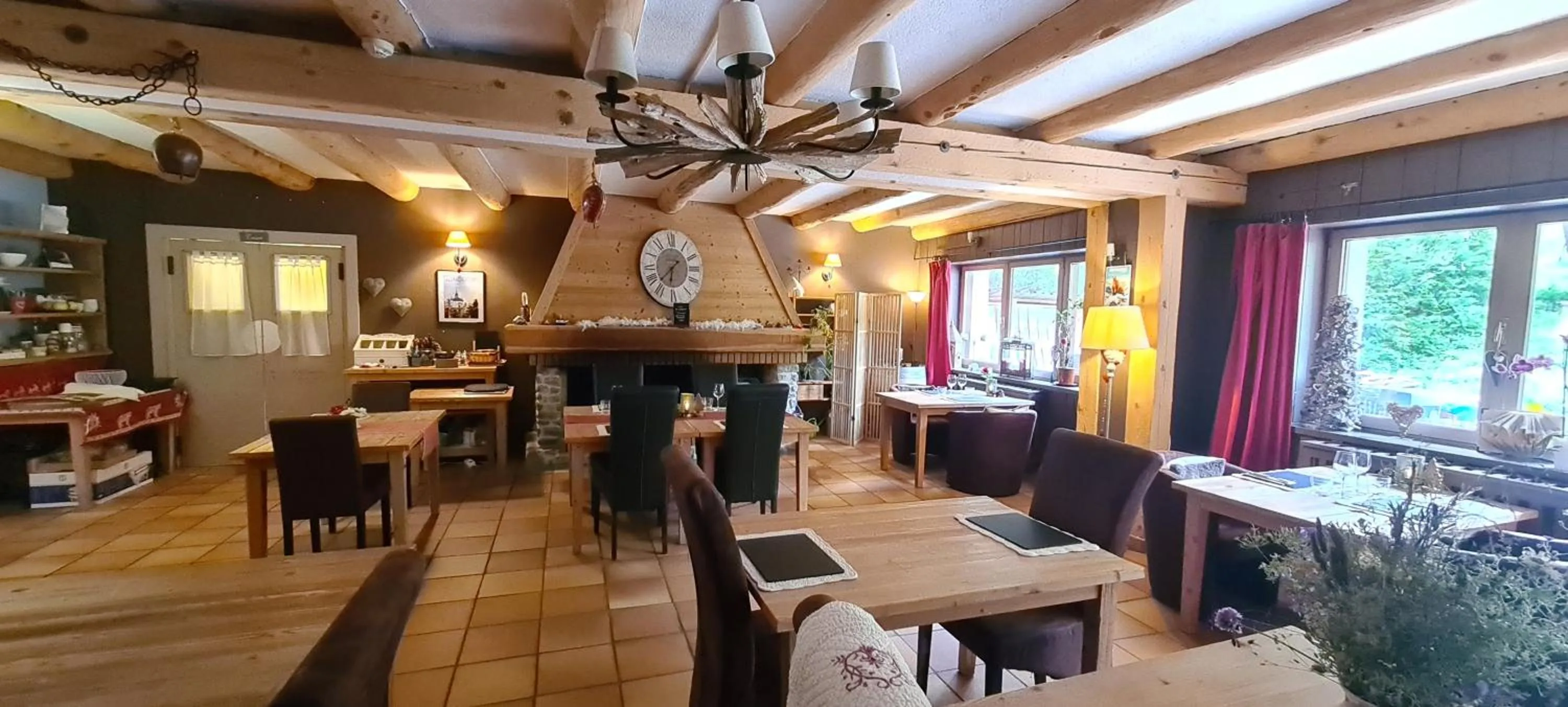 Restaurant/places to eat in Hôtel et Appart'Hôtel Restaurant L'Adray