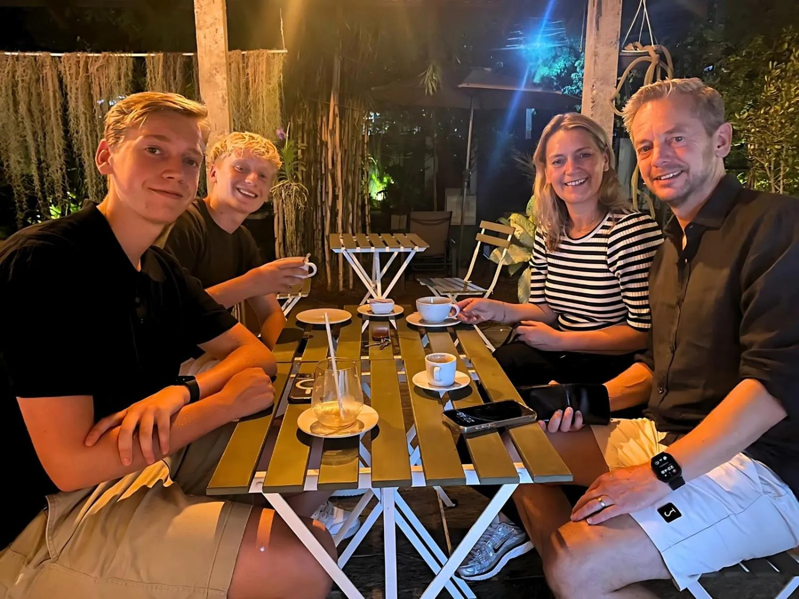 Restaurant/places to eat in The Ivy Lake