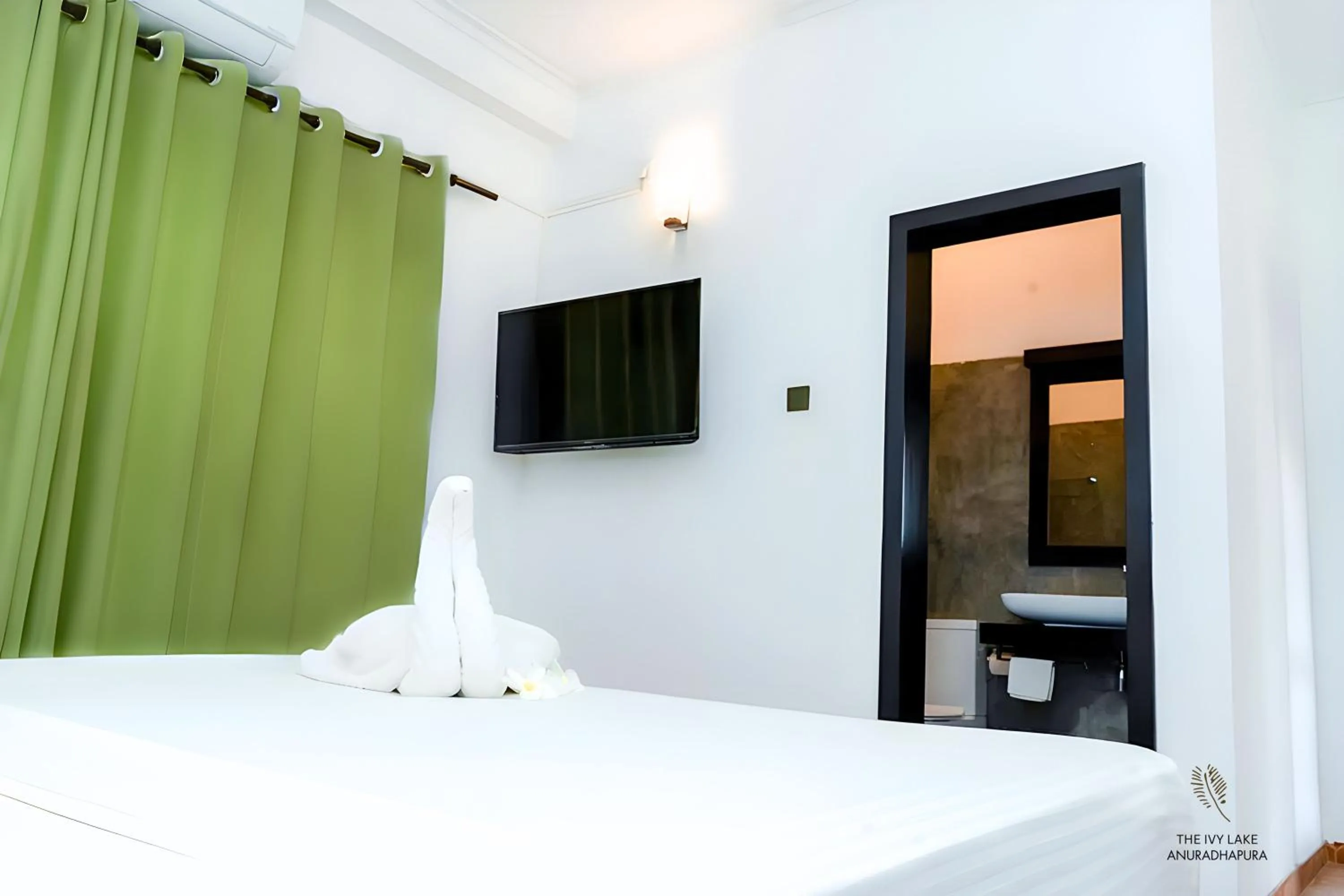 Bedroom, Bed in The Ivy Lake