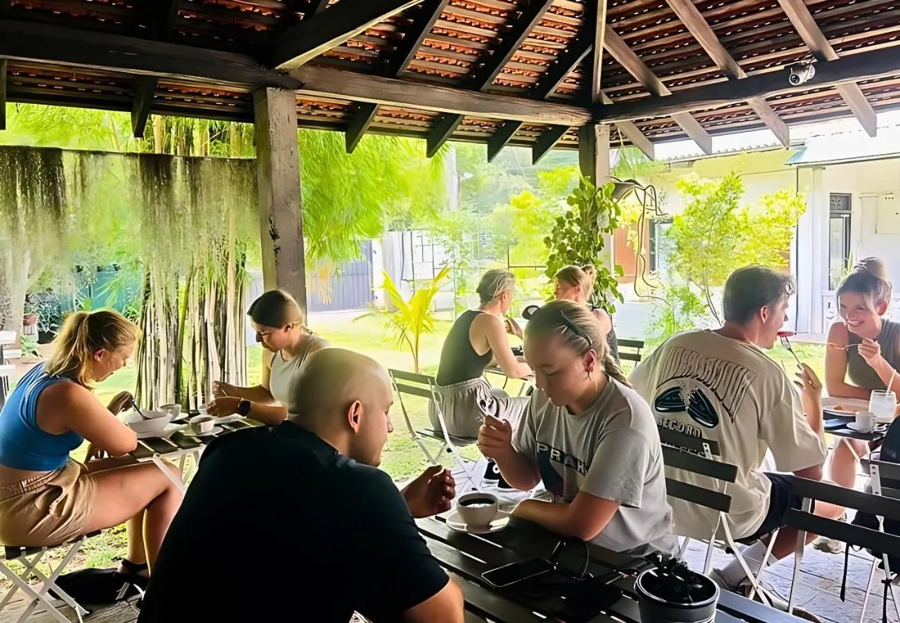 Restaurant/places to eat in The Ivy Lake