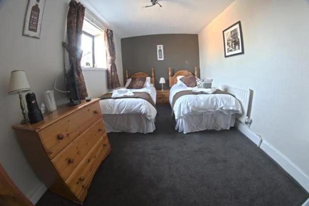 Classic Twin Room in The Chequers Inn