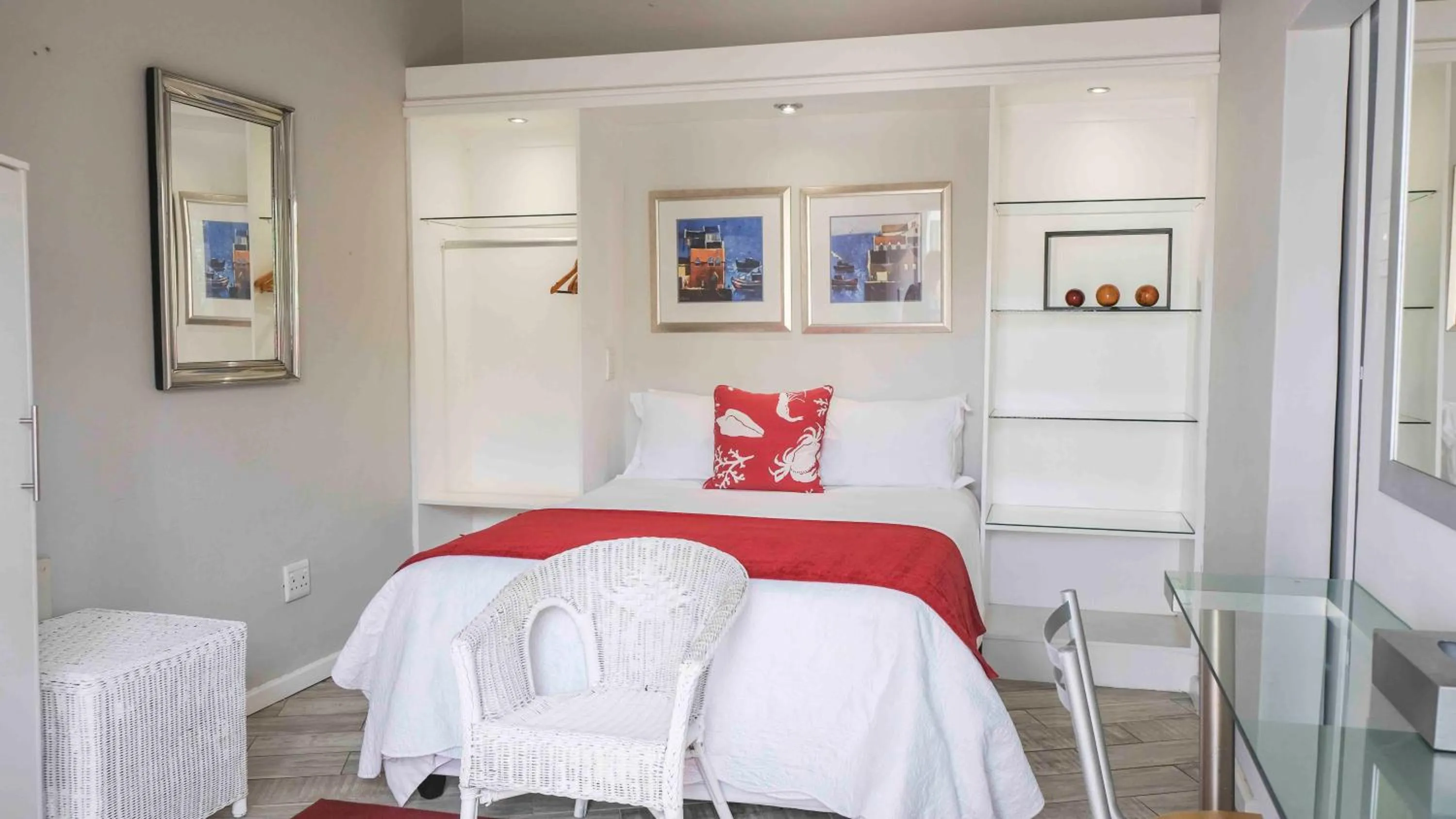 Photo of the whole room, Bed in Conifer Beach House