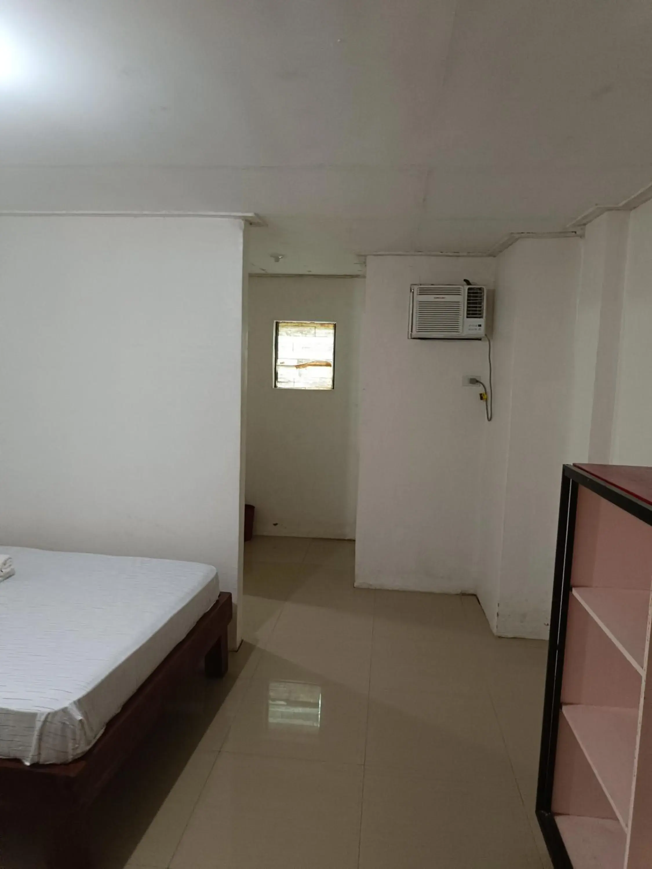 Budget Single Room in Catalinas inn Budget Single Room in Catalinas inn