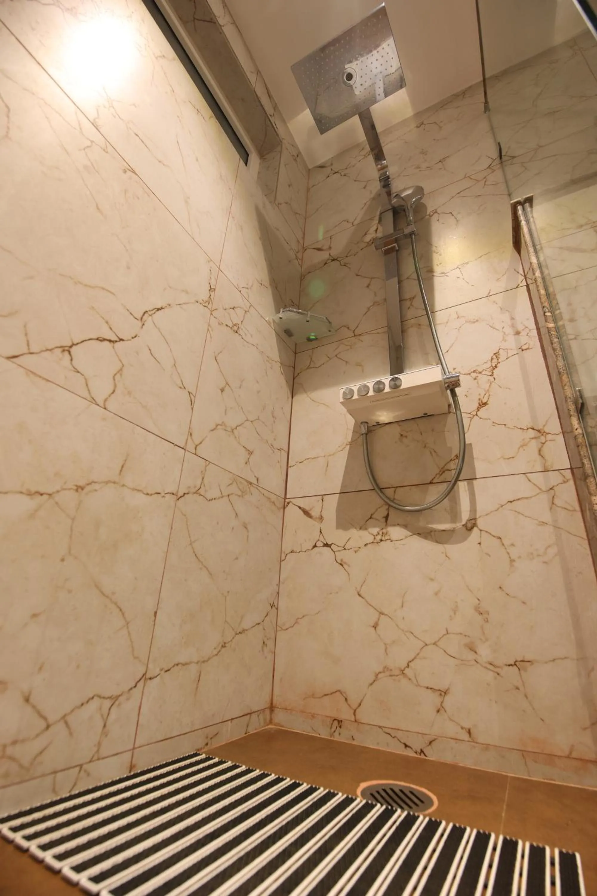 Shower in Hotel Holy Vivasa