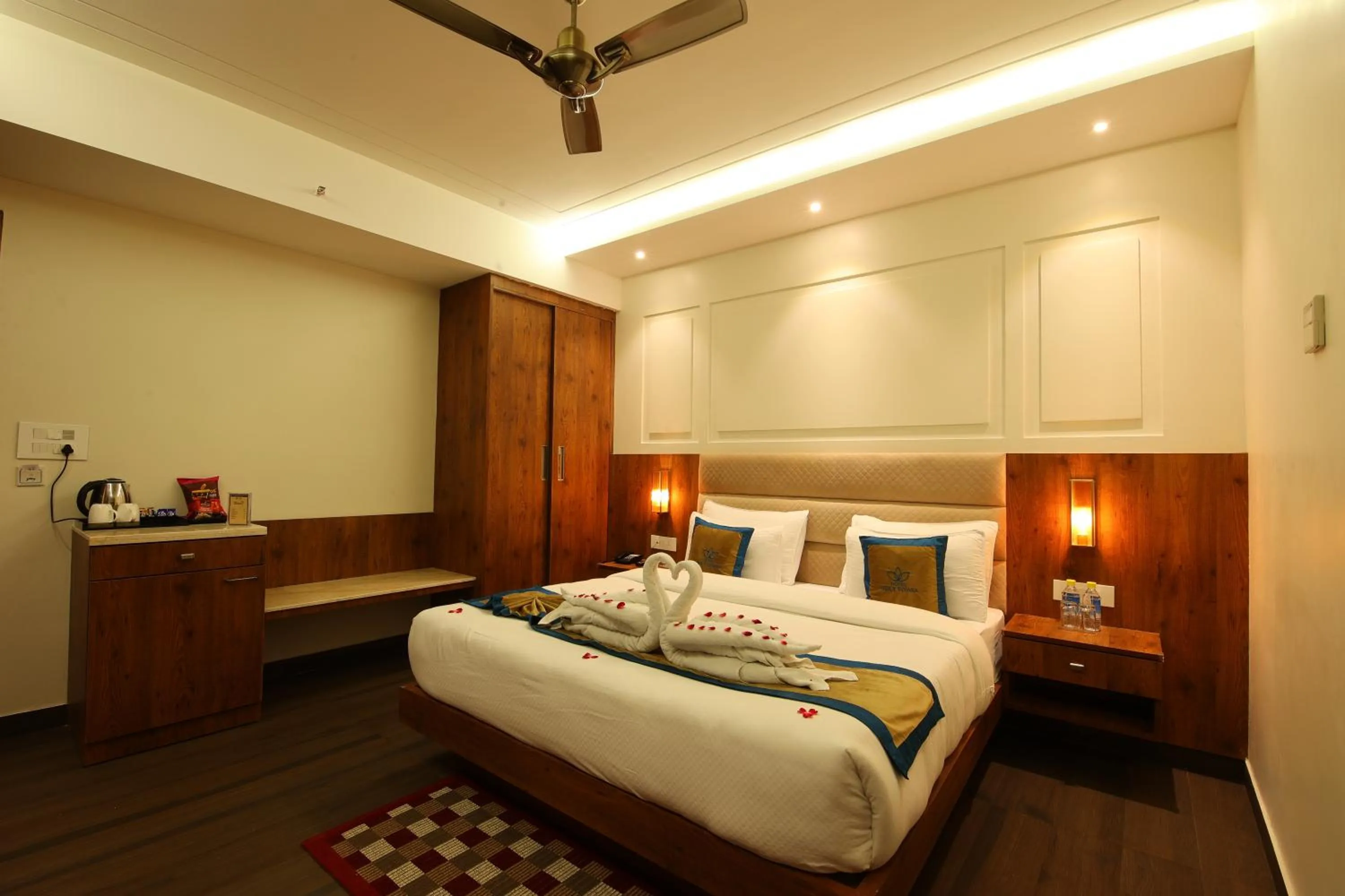 Bedroom, Bed in Hotel Holy Vivasa