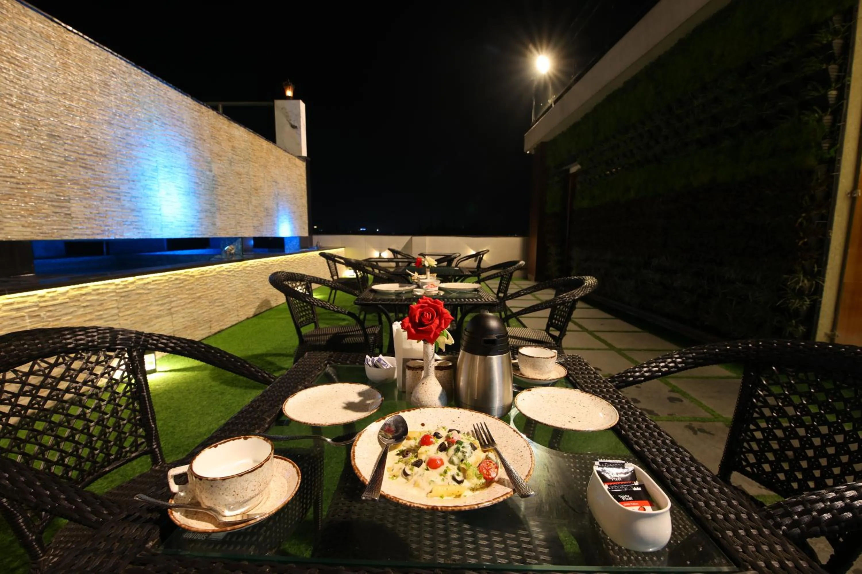 Restaurant/places to eat in Hotel Holy Vivasa