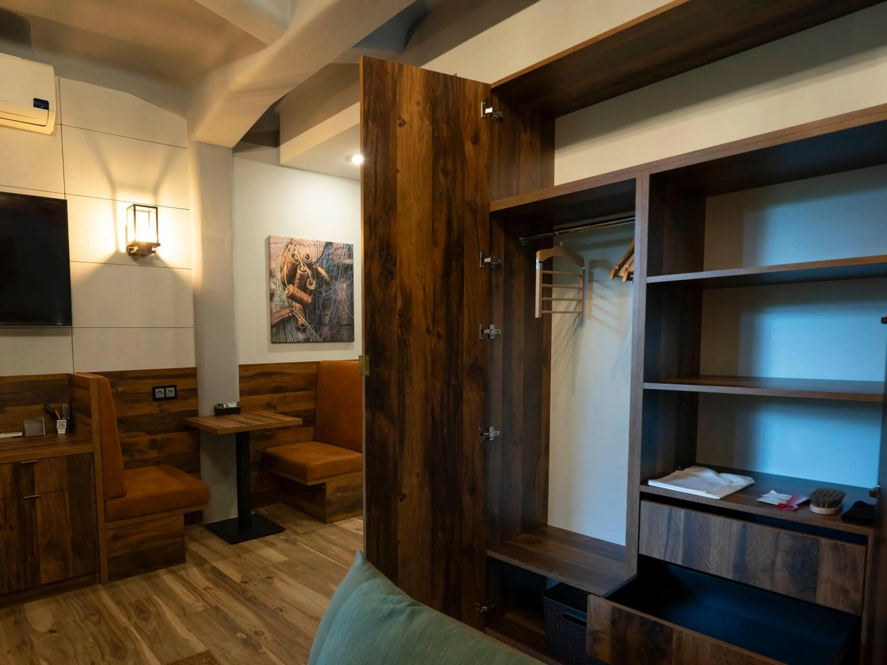 wardrobe in Mariensztat 8 Hotel