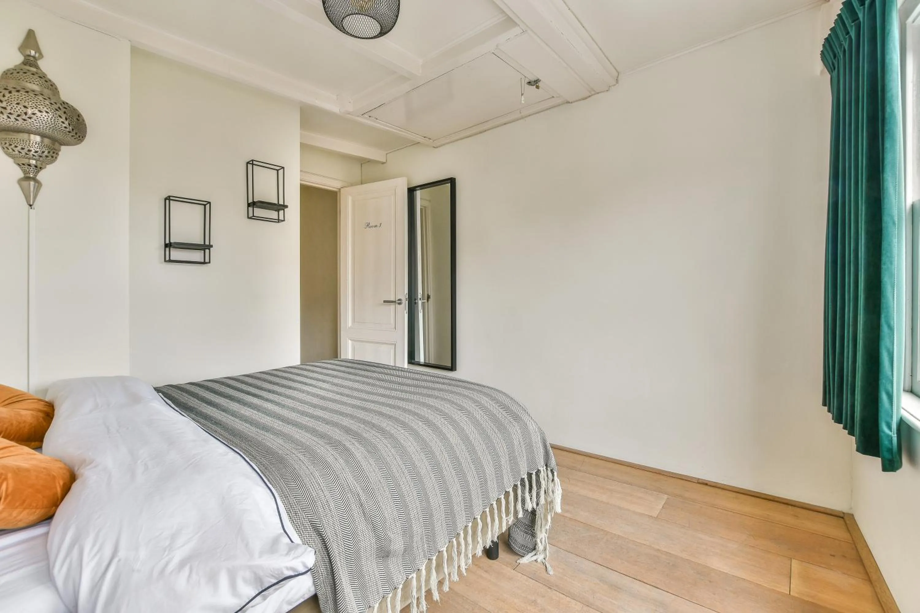 Bed in Spiegelgracht Apartments with Canal View