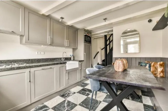 Spiegelgracht Apartments with Canal View