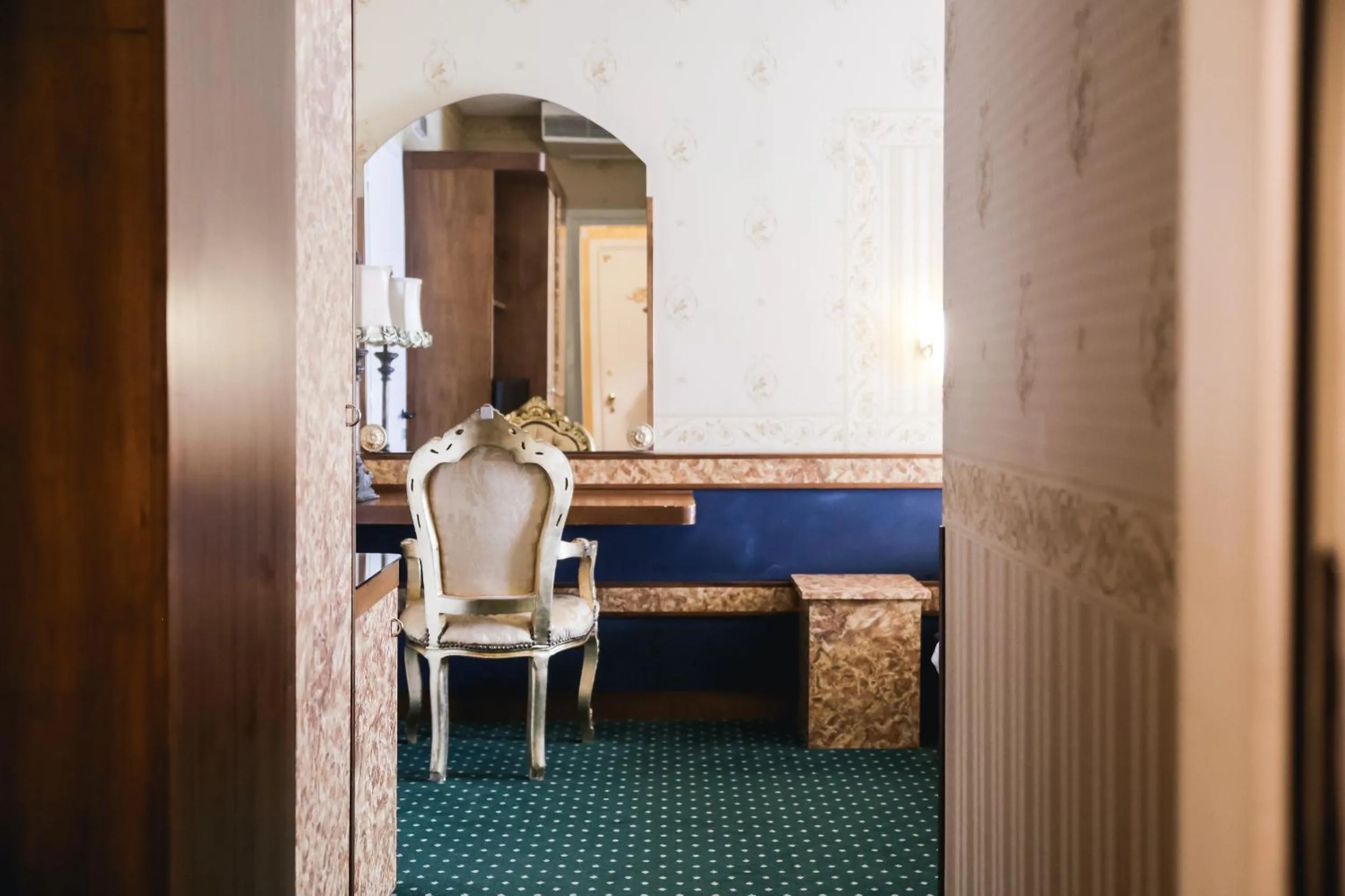 Seating area, Bed in Hotel Villa Pigalle