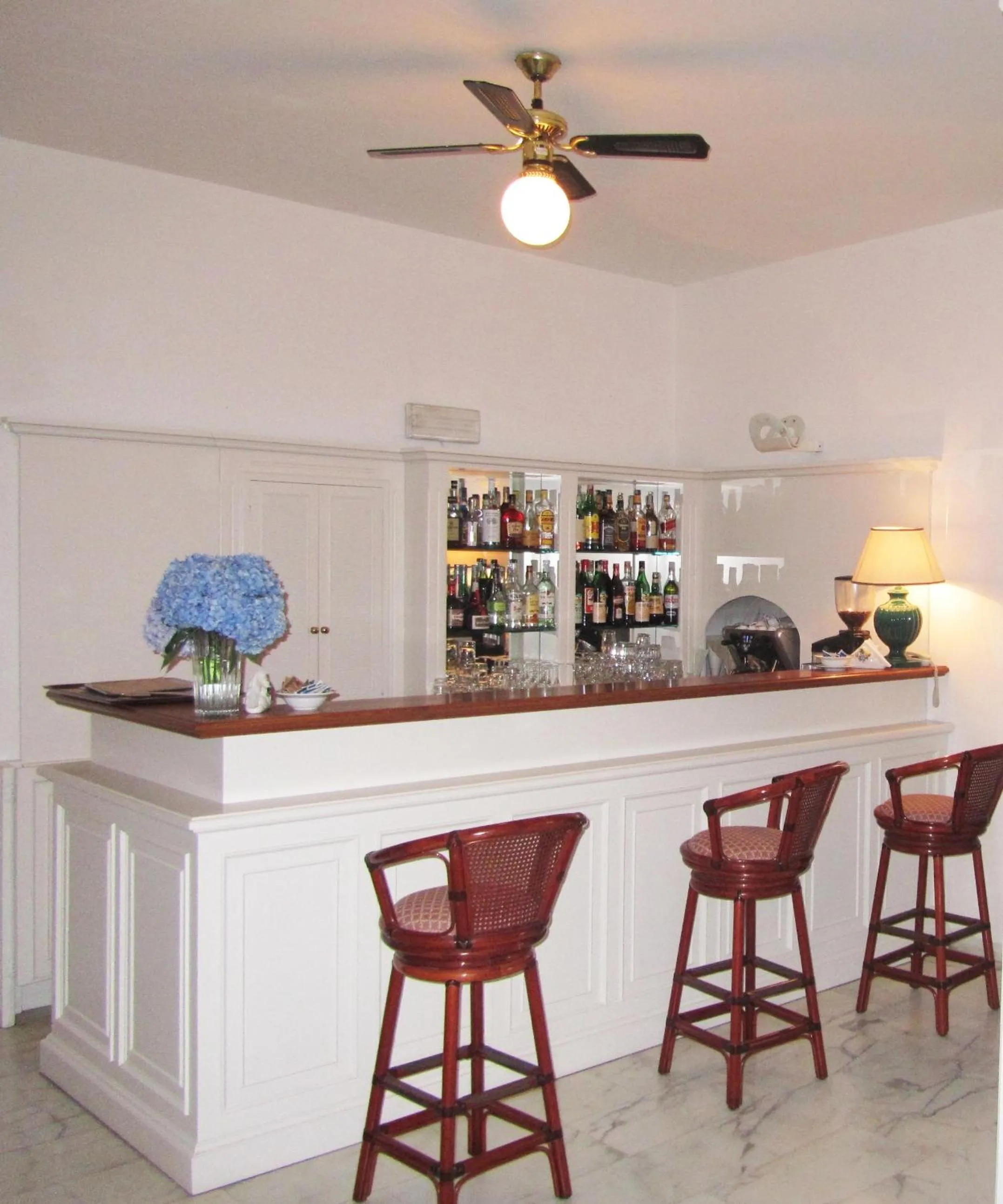 Lounge or bar in President Hotel