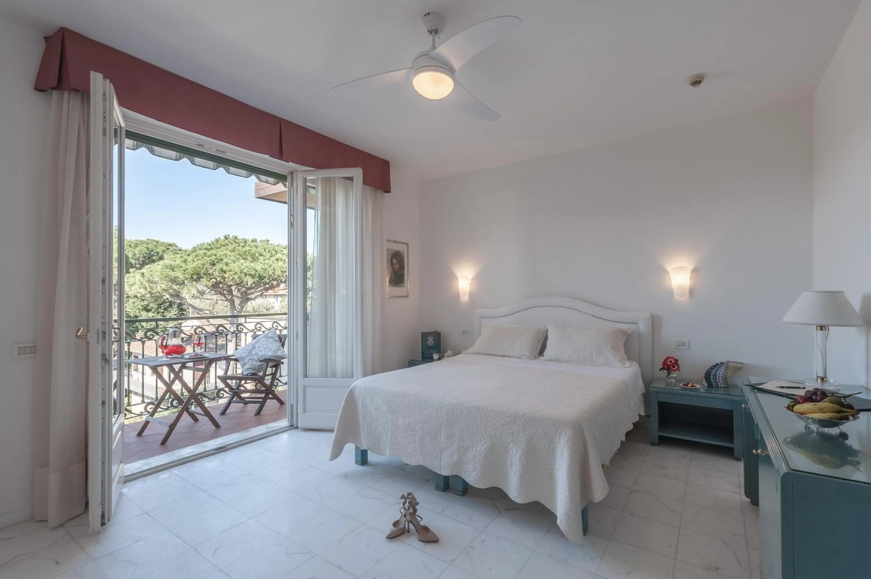 Balcony/Terrace, Bed in President Hotel