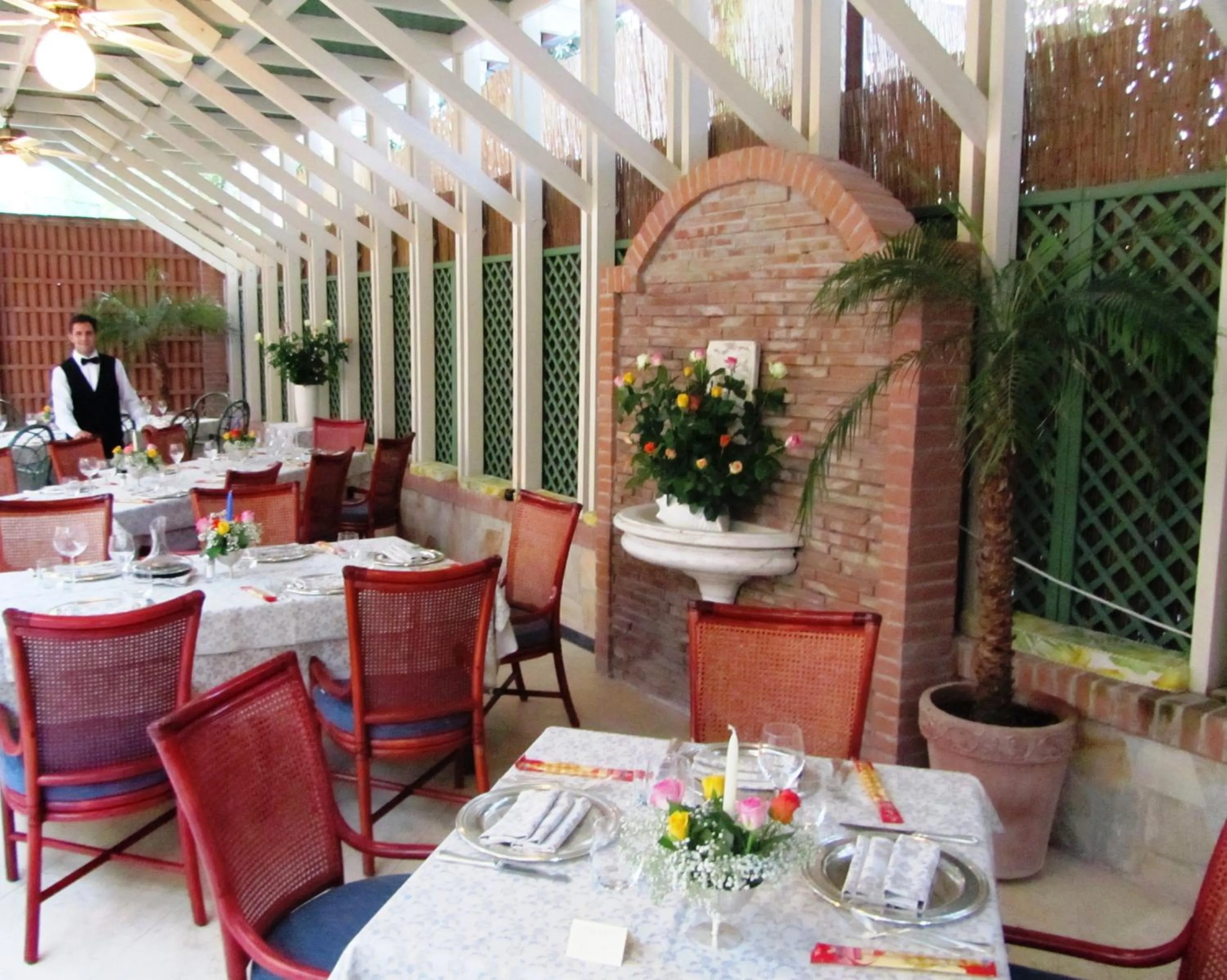 Restaurant/places to eat in President Hotel