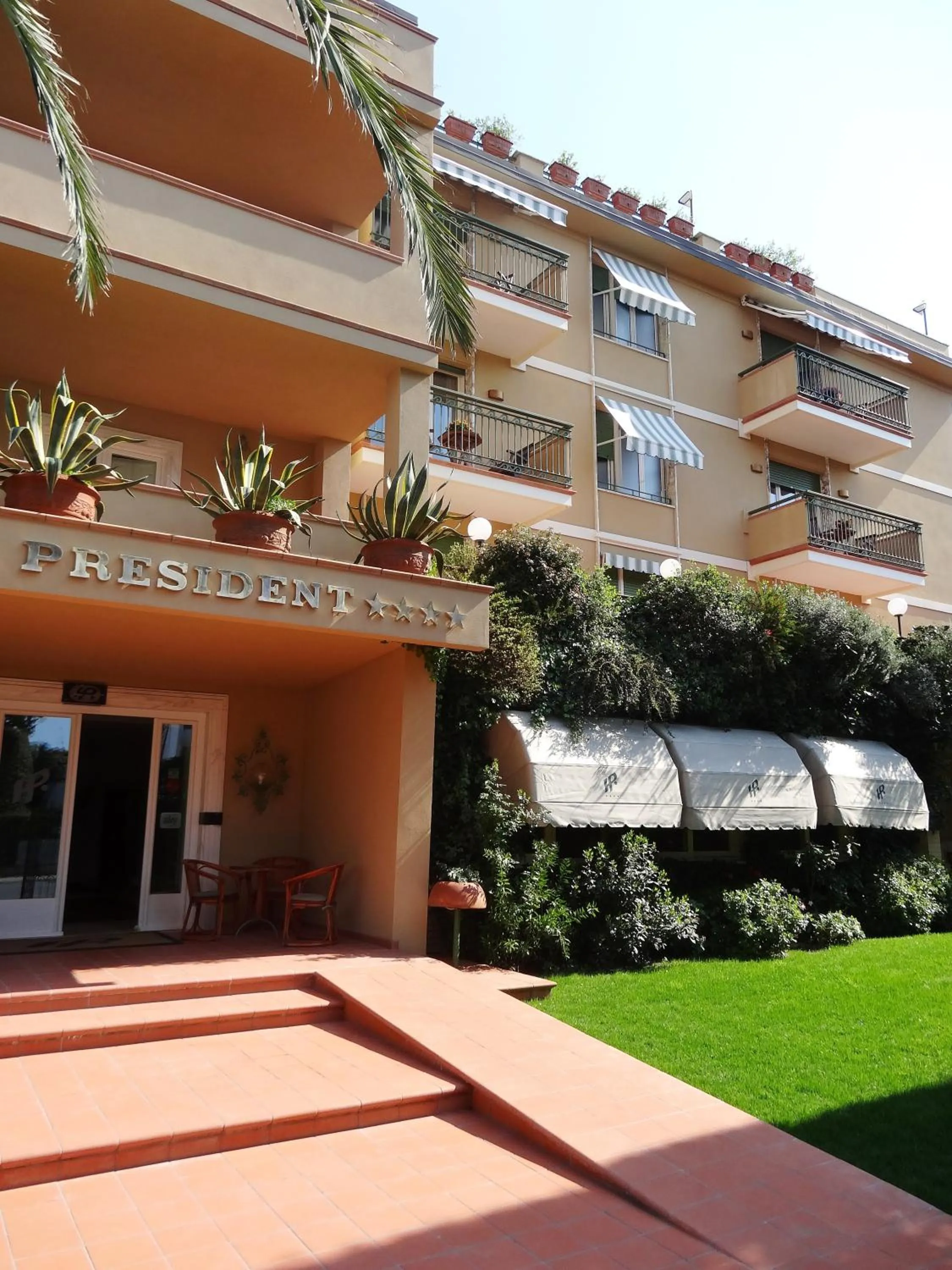 Facade/entrance in President Hotel