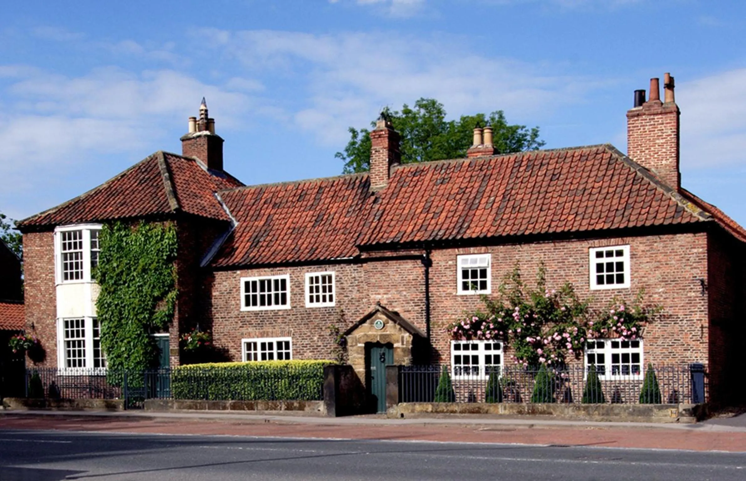 Facade/entrance in Porch House