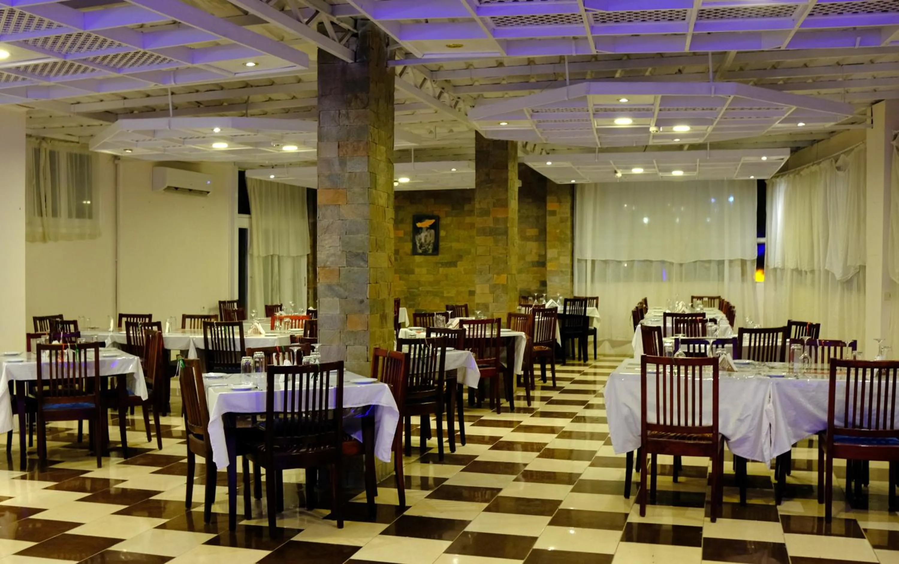 Restaurant/places to eat in Viking club hotel