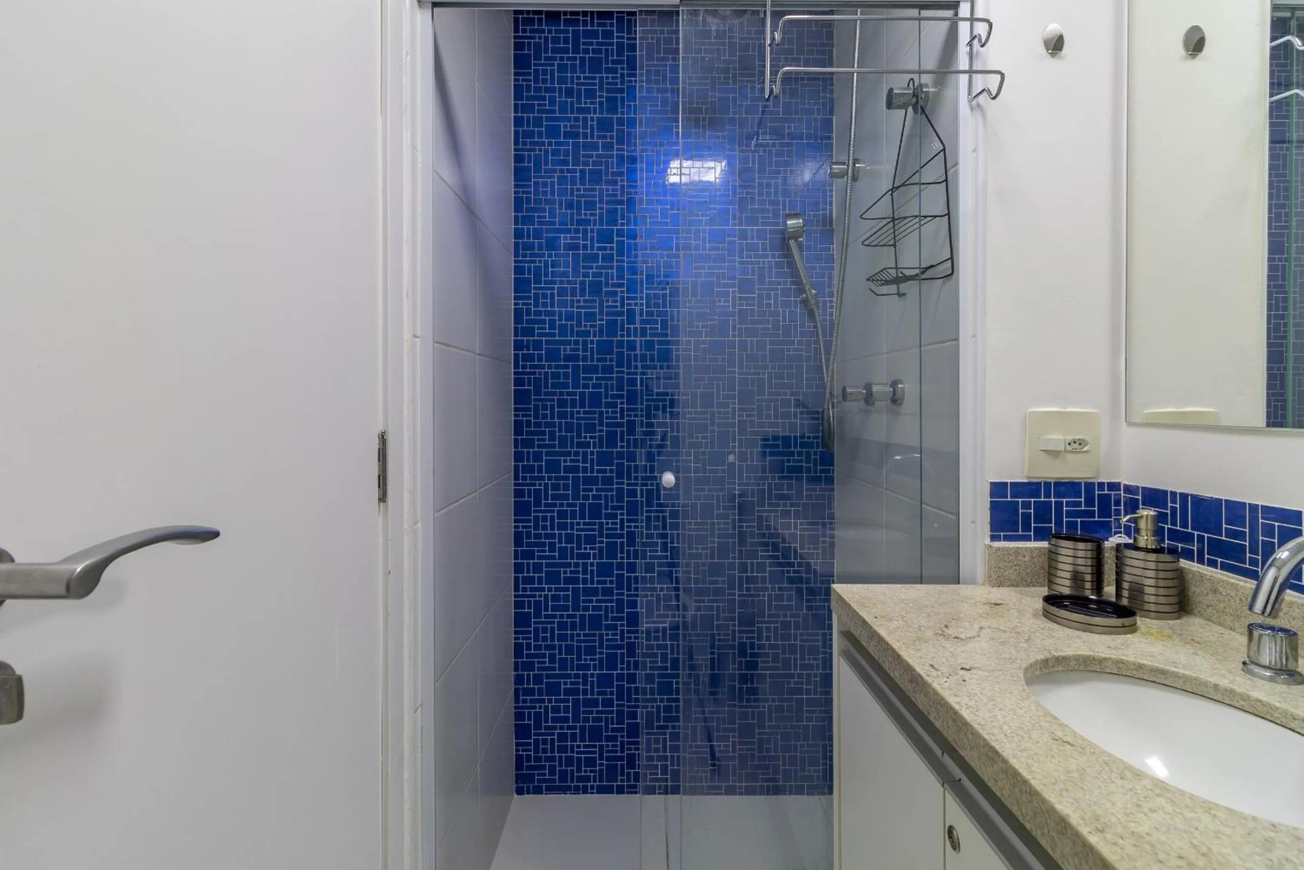 Shower in Akile Hype