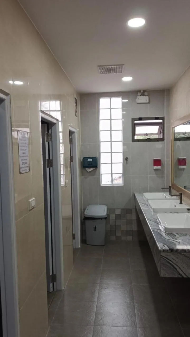 Shower in Cha Li's Family Hotel&Hostel