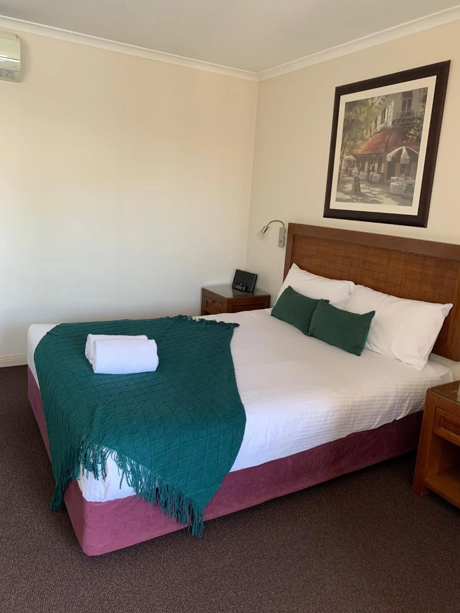 Bed in Armidale Pines Motel
