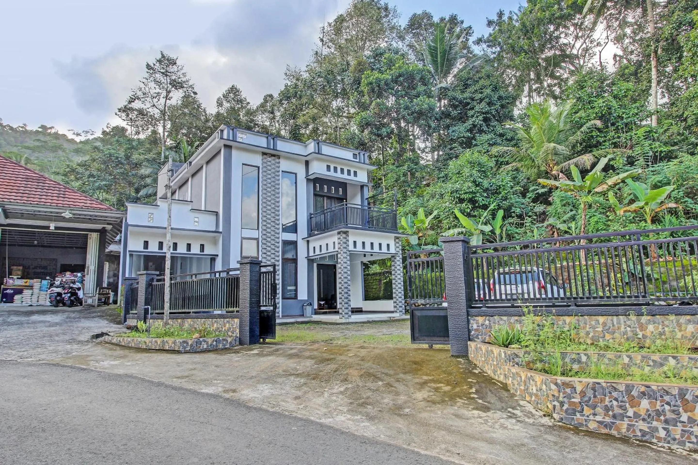 Facade/entrance in OYO Life 91177 Desa Wisata Duren Sari