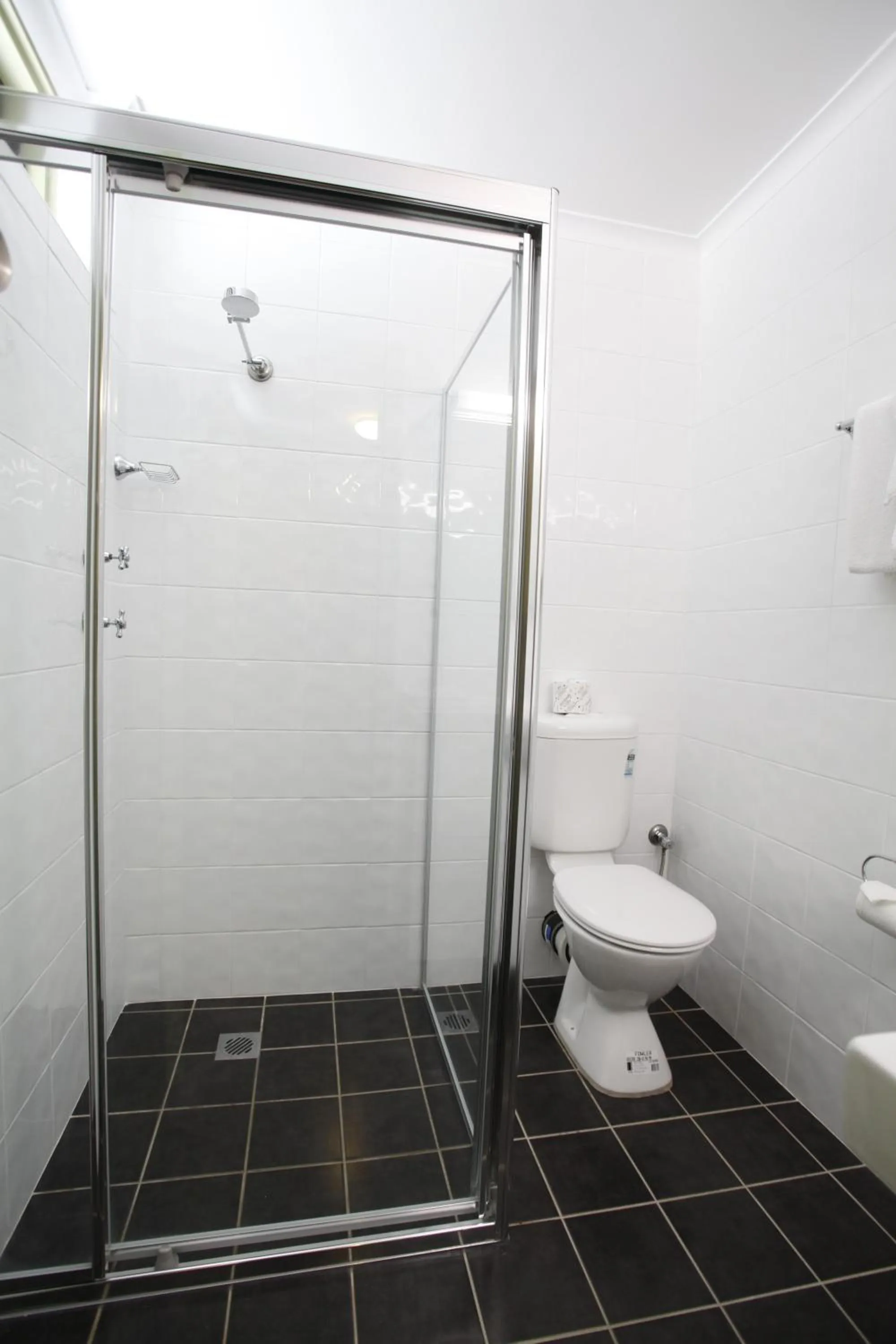 Bathroom in Maclin Lodge Motel