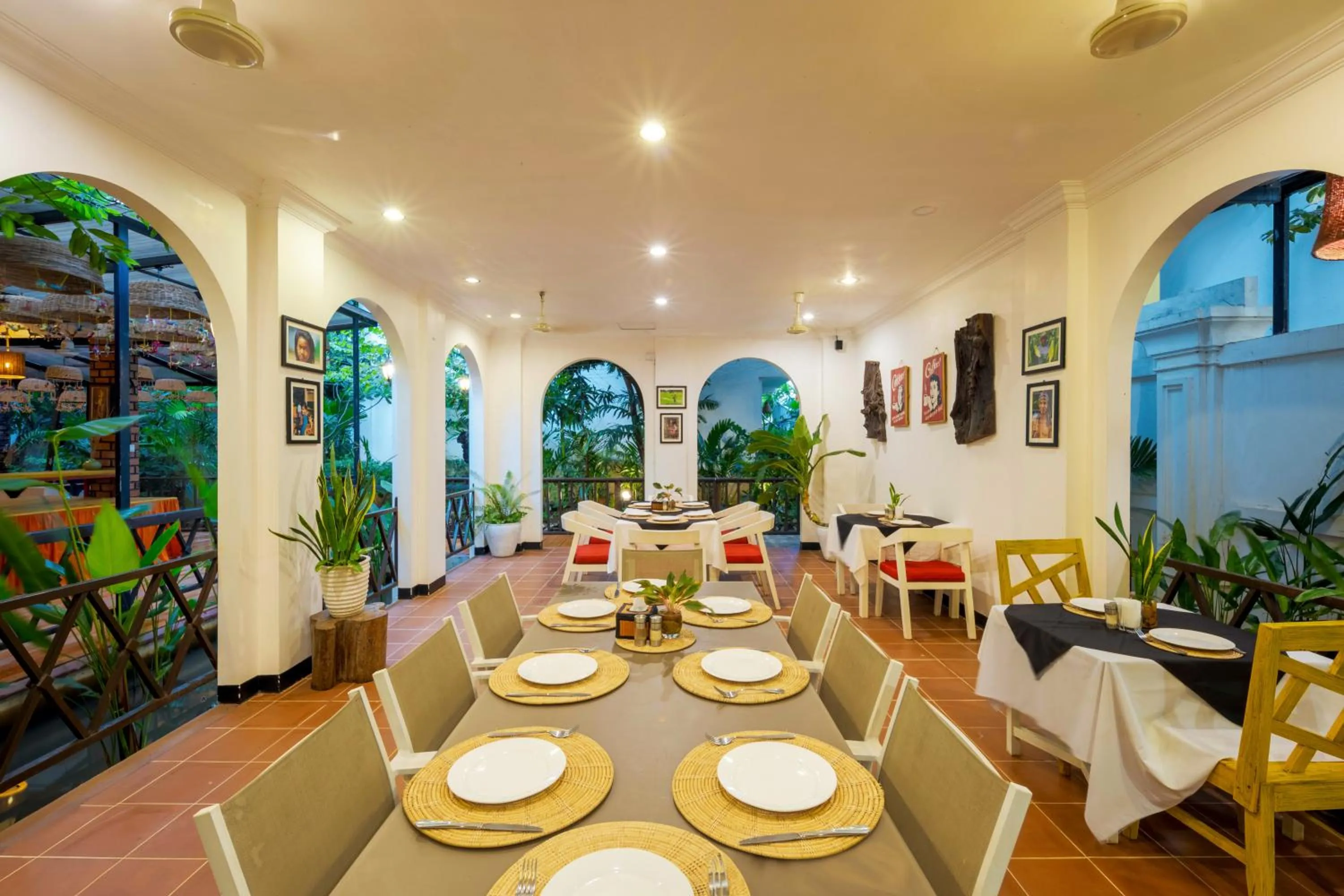 Restaurant/places to eat in La Residence WatBo Hotel