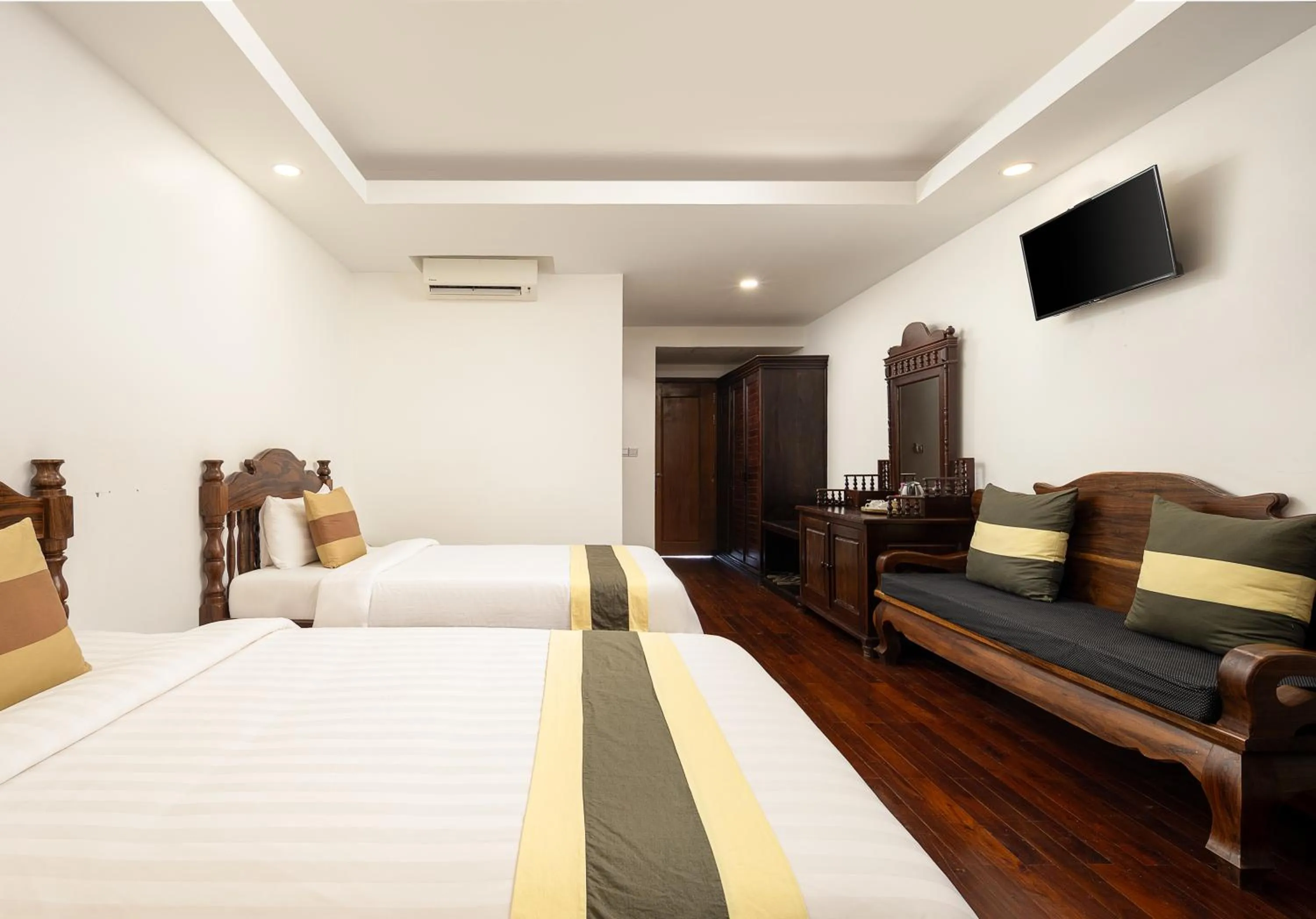 Seating area, Bed in La Residence WatBo Hotel