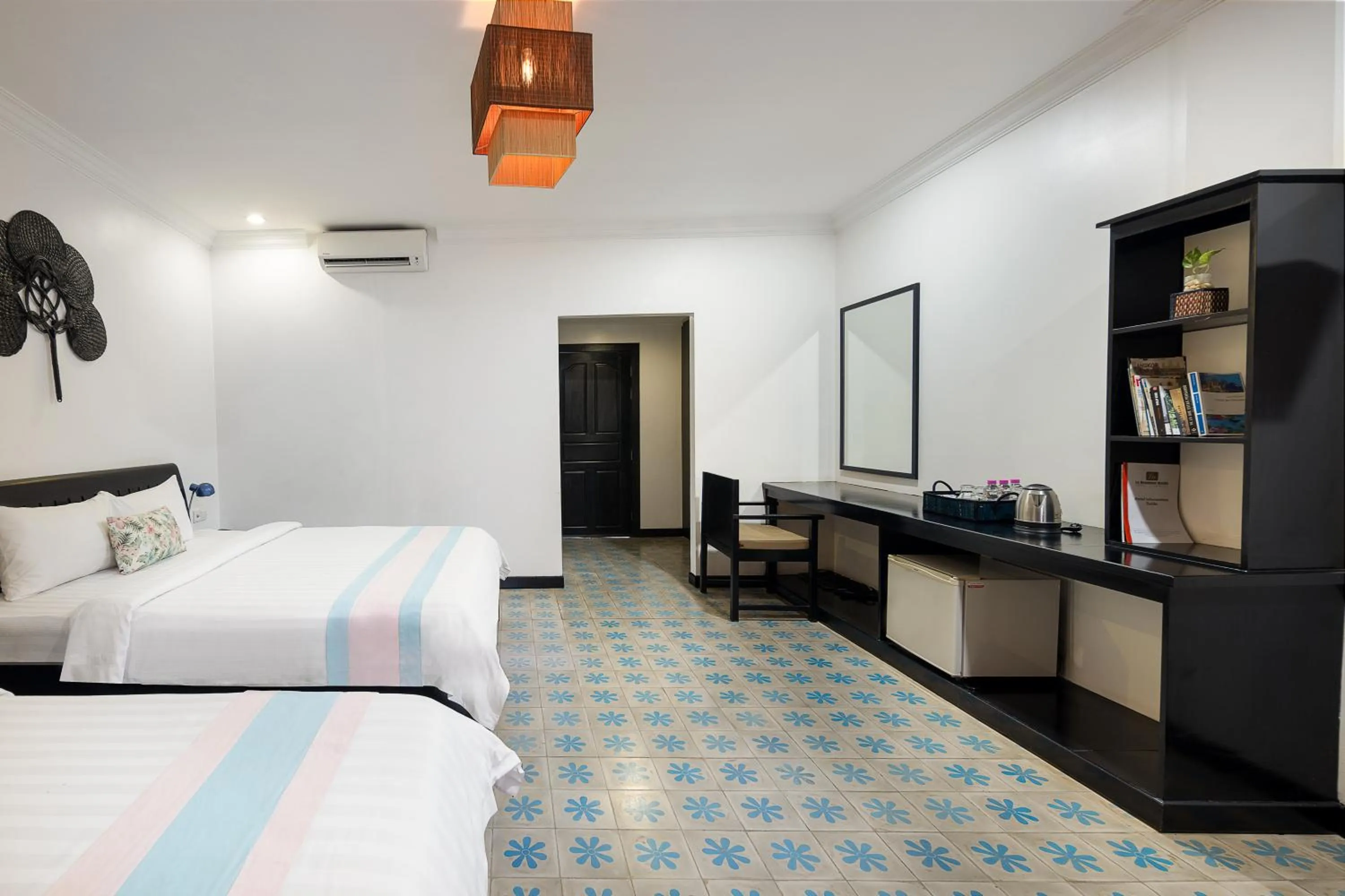 wardrobe, Bed in La Residence WatBo Hotel