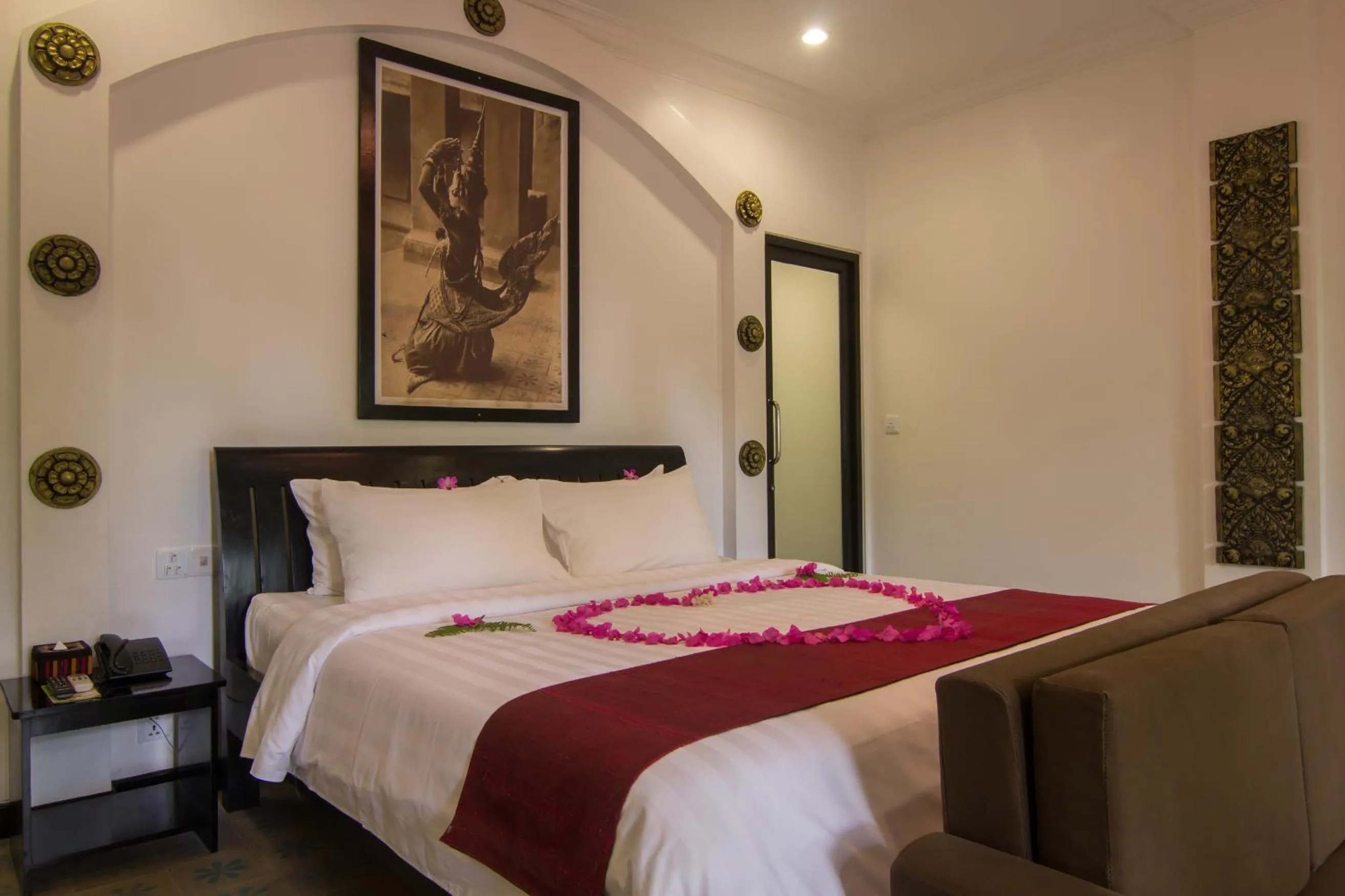Guests, Bed in La Residence WatBo Hotel
