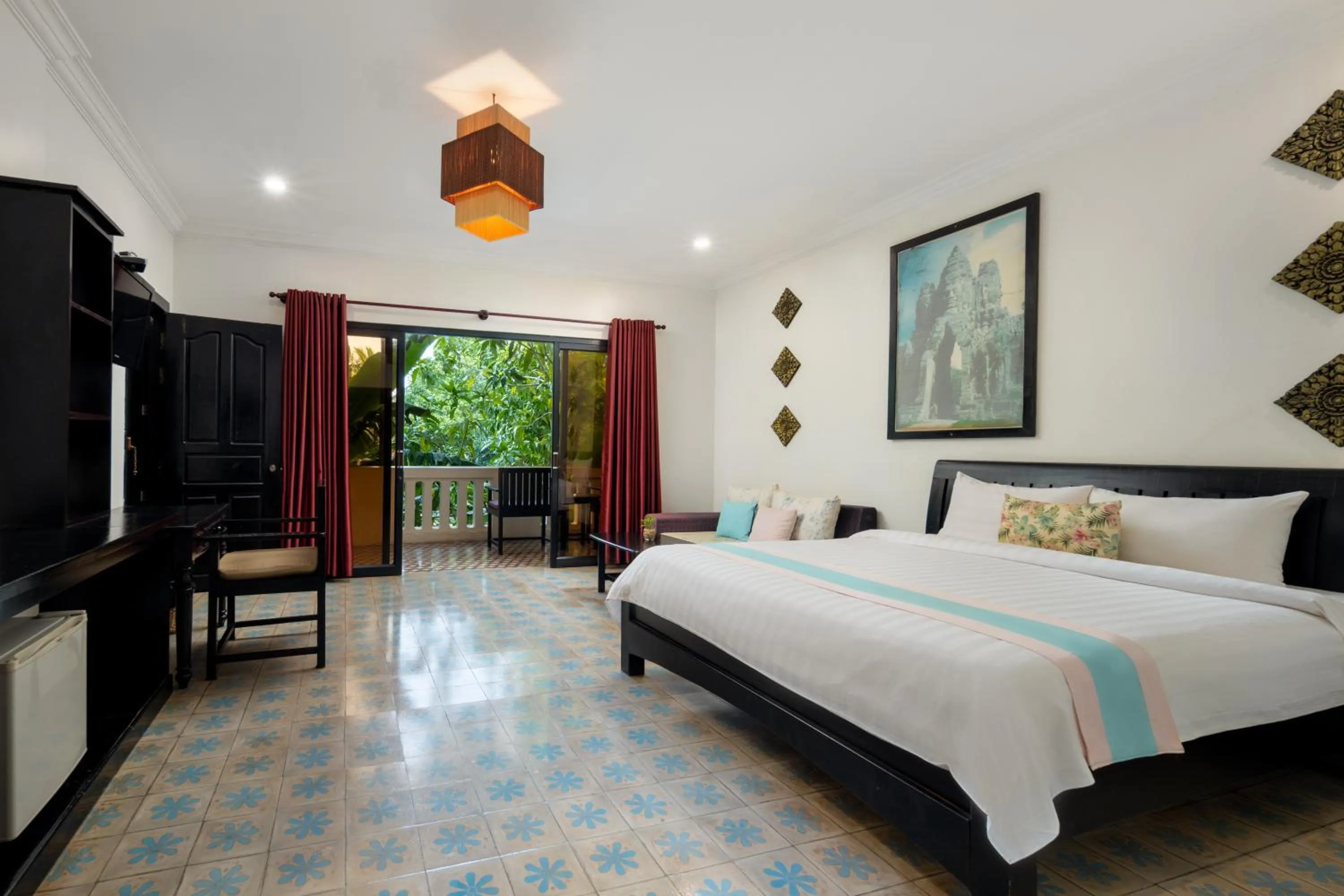 Bed in La Residence WatBo Hotel