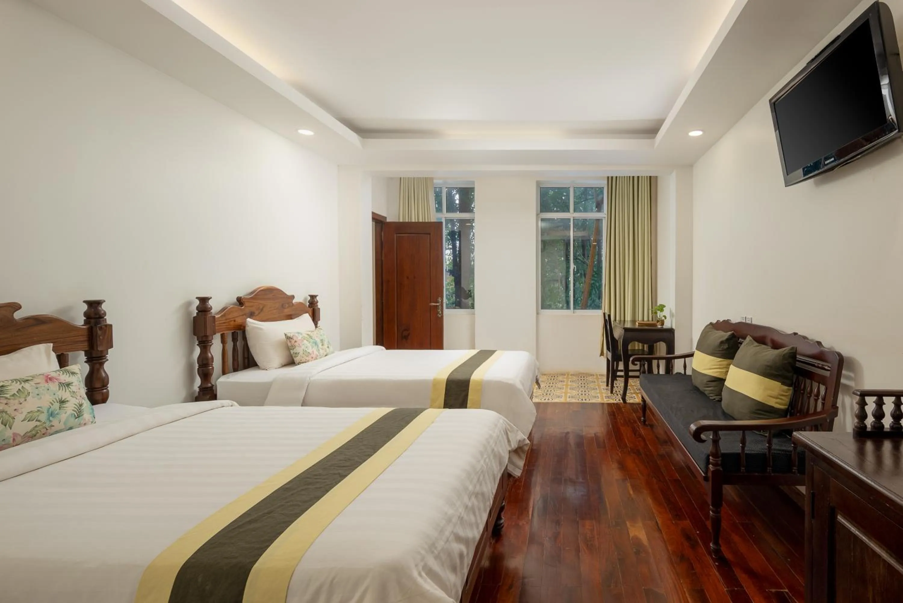 Seating area, Bed in La Residence WatBo Hotel