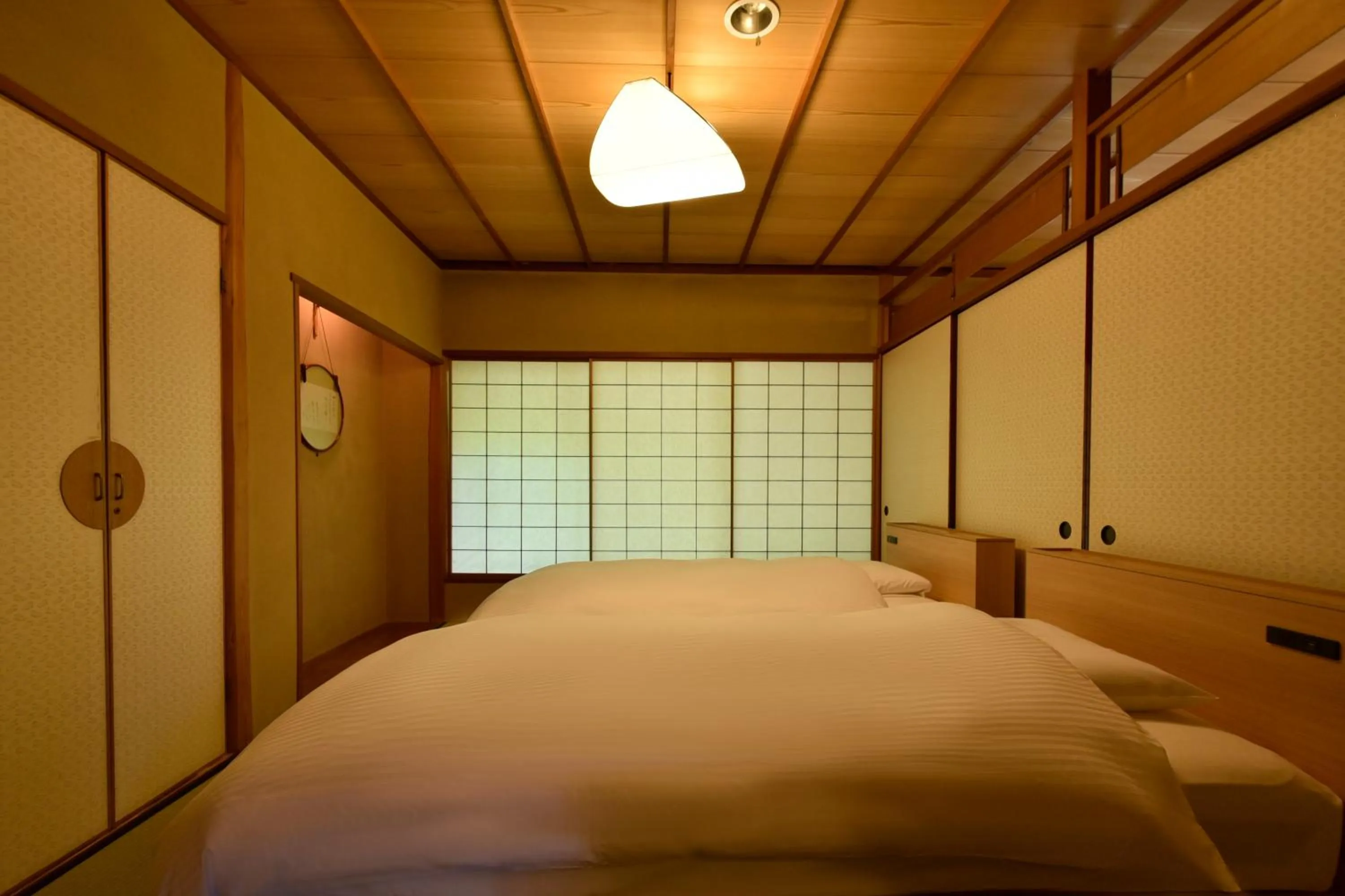 Bedroom, Bed in Sanyo-so