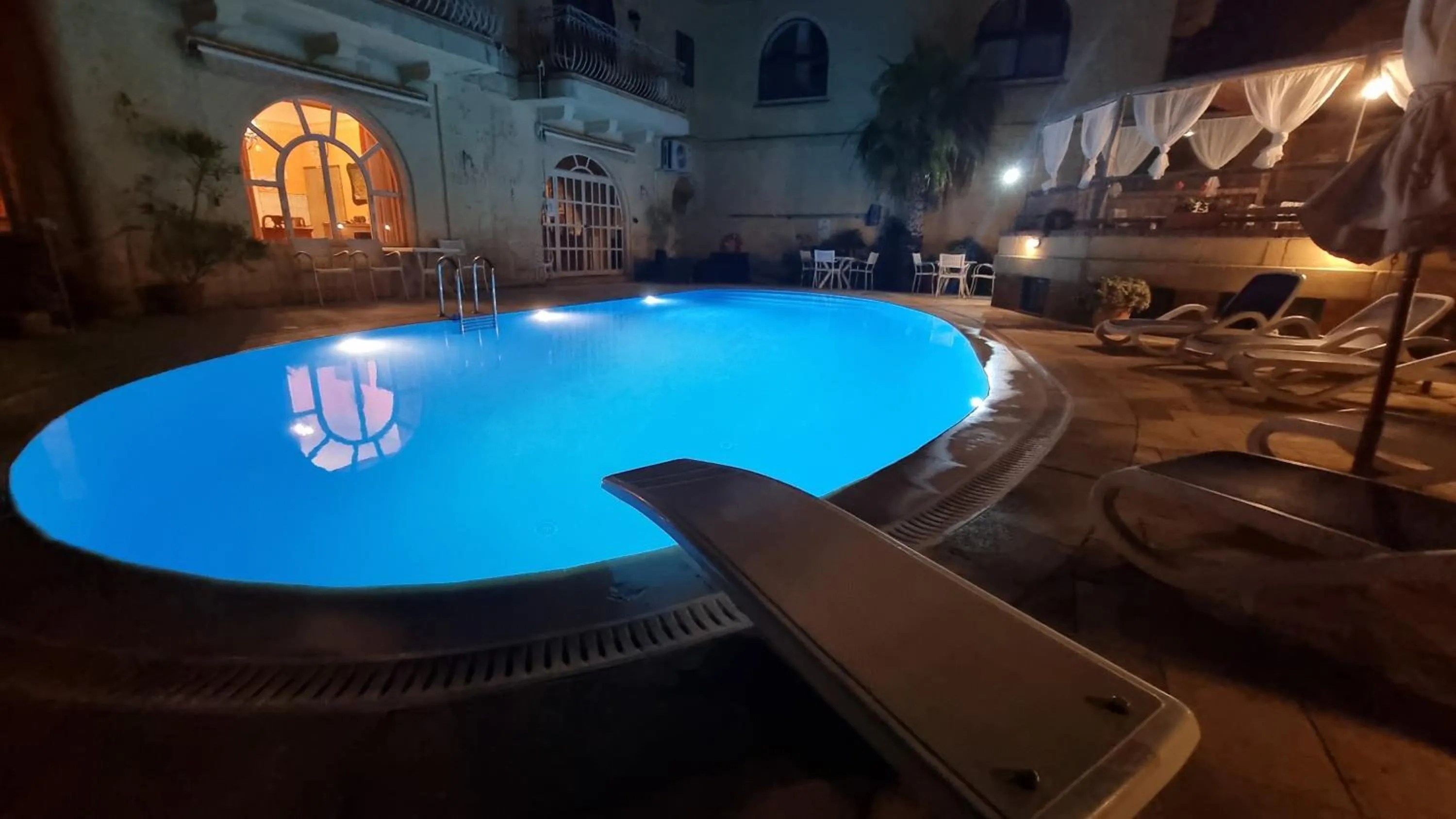 Swimming pool in Villa Serenity B&B