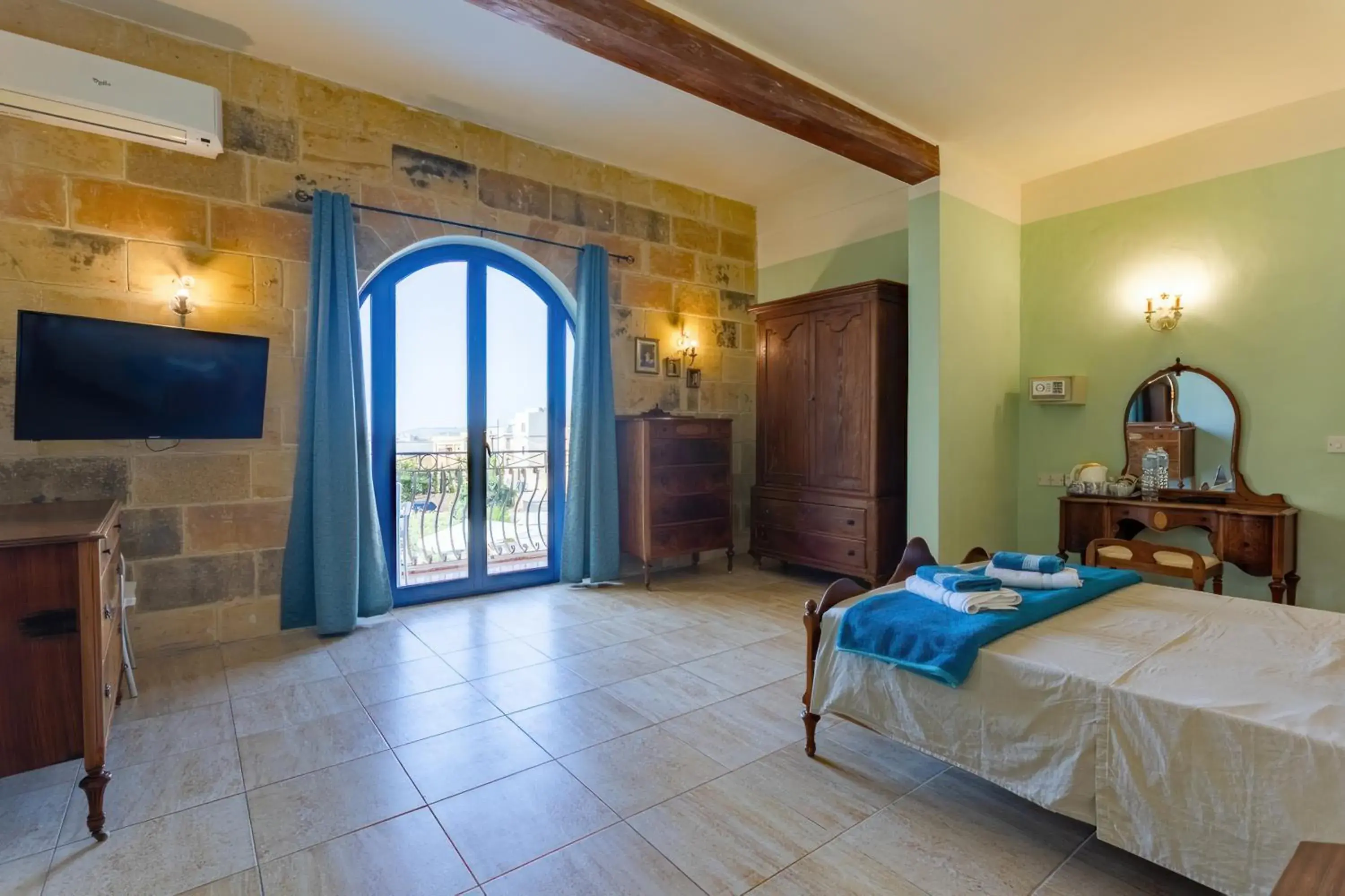 Double Room with Pool View - single occupancy in Villa Serenity B&B Double Room with Pool View - single occupancy in Villa Serenity B&B